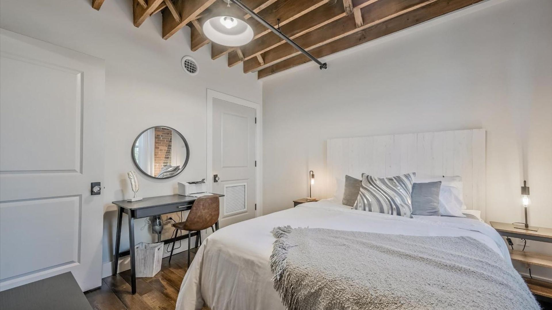 Luxe Loft With Speakeasy Parking And 2 Mi To Broadway