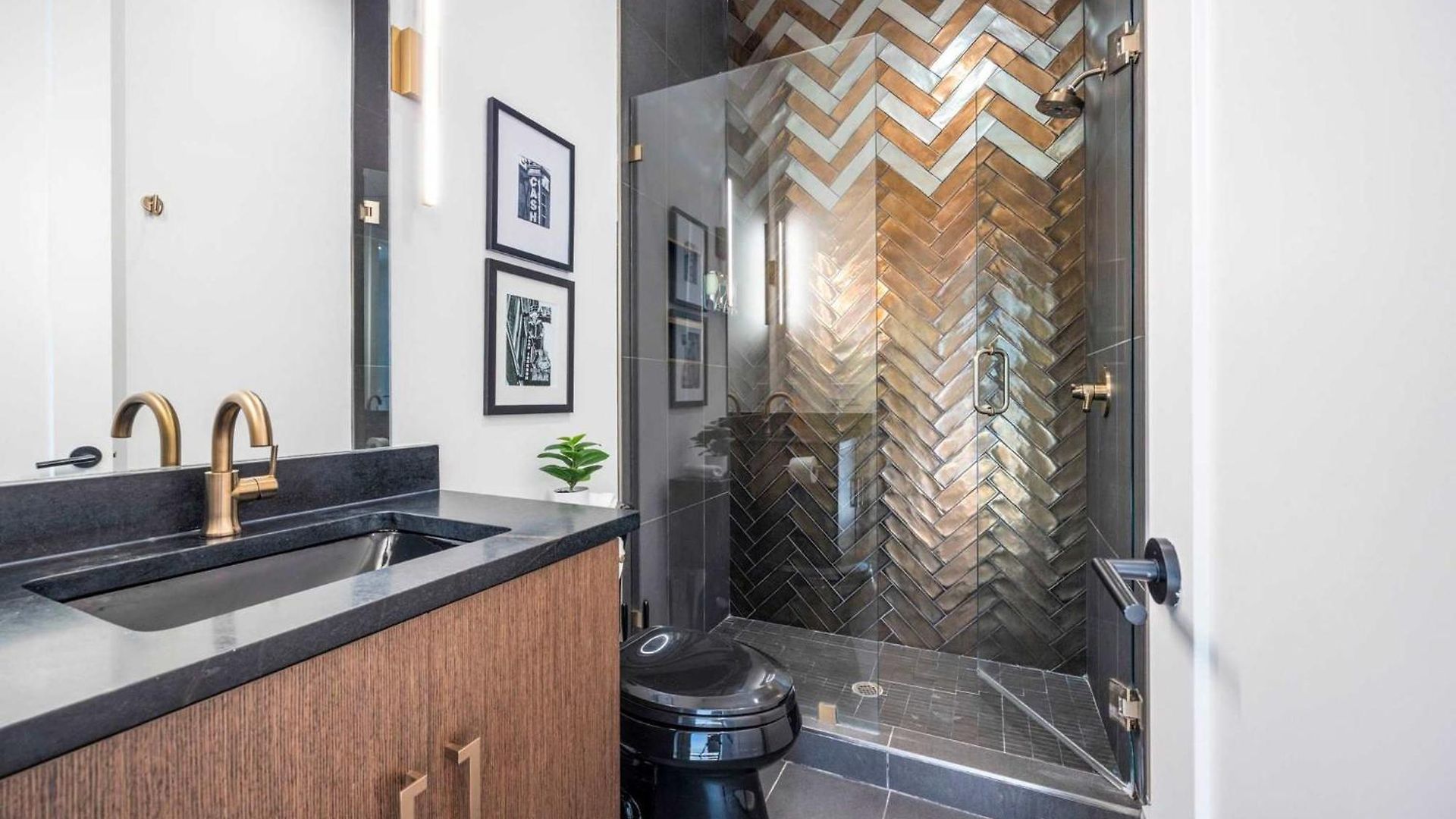 Modern Stunner 5 Min To Dt Hot Tub Rooftop Views * Nashville