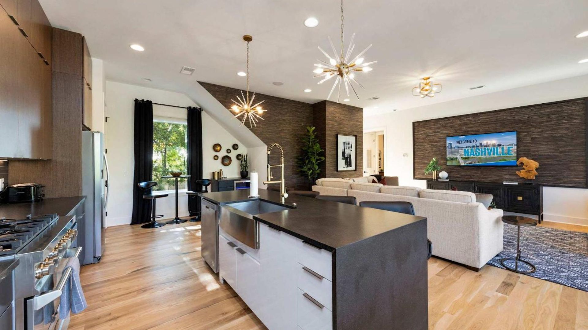 Holiday home Modern Stunner 5 Min To Dt Hot Tub Rooftop Views Nashville