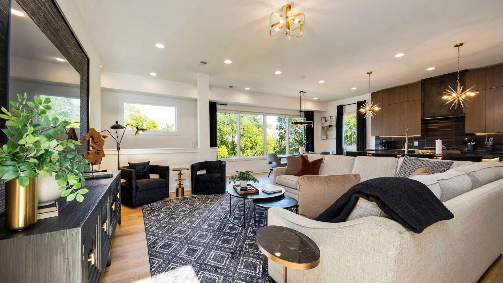 Holiday home Modern Stunner 5 Min To Dt Hot Tub Rooftop Views Nashville