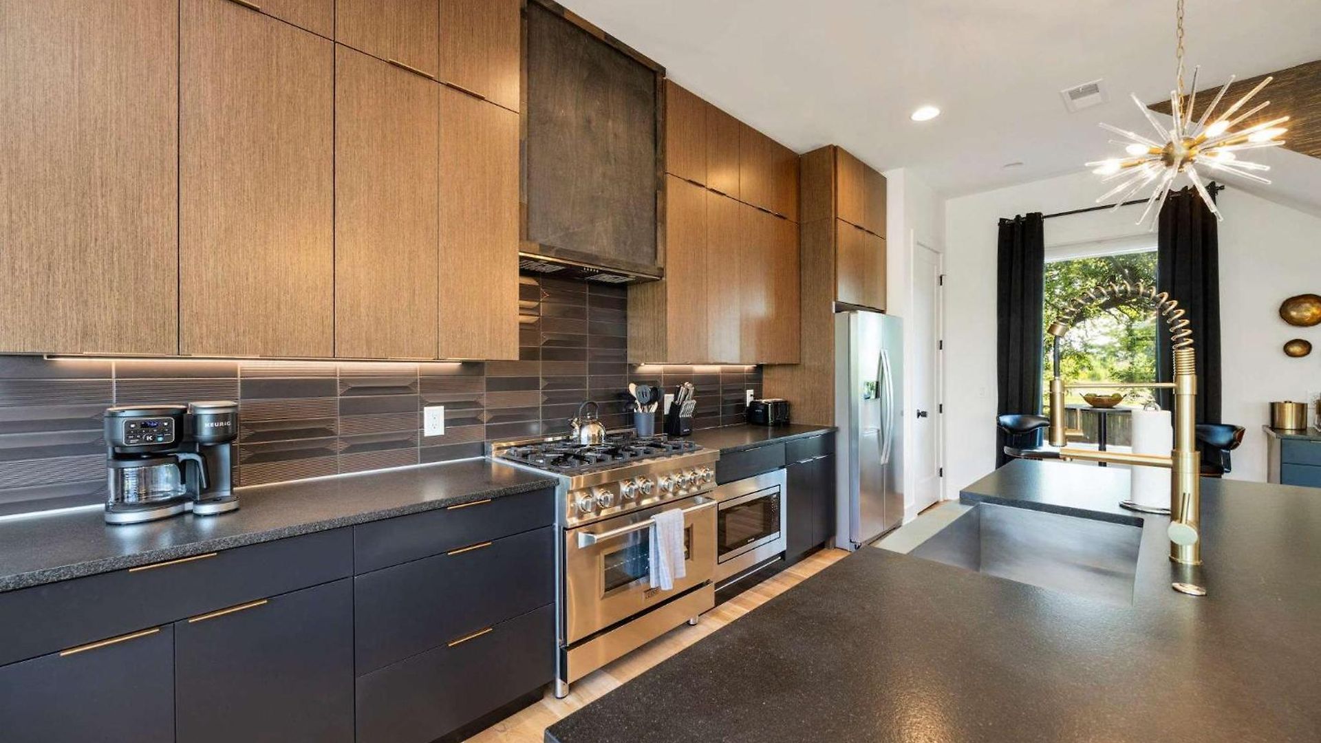 Holiday home Modern Stunner 5 Min To Dt Hot Tub Rooftop Views