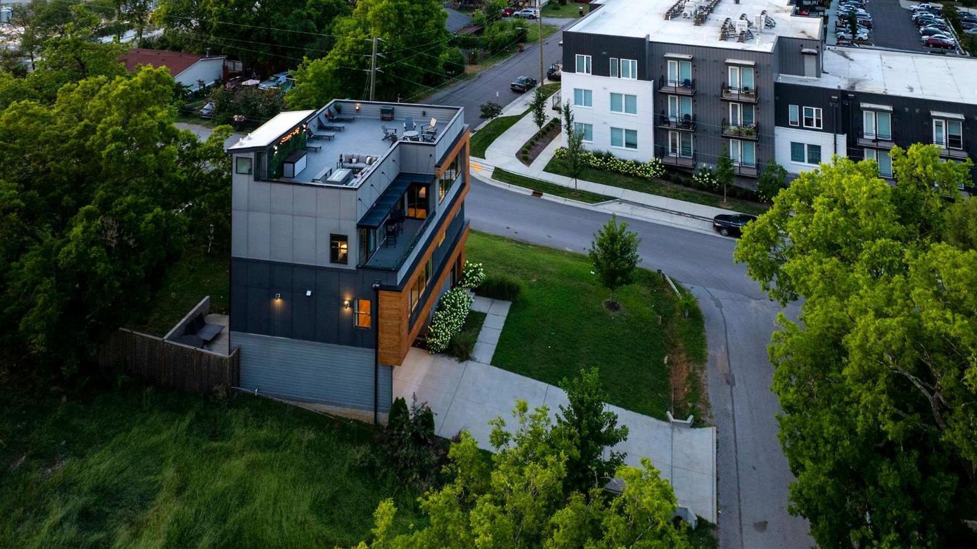 Modern Stunner 5 Min To Dt Hot Tub Rooftop Views Holiday home