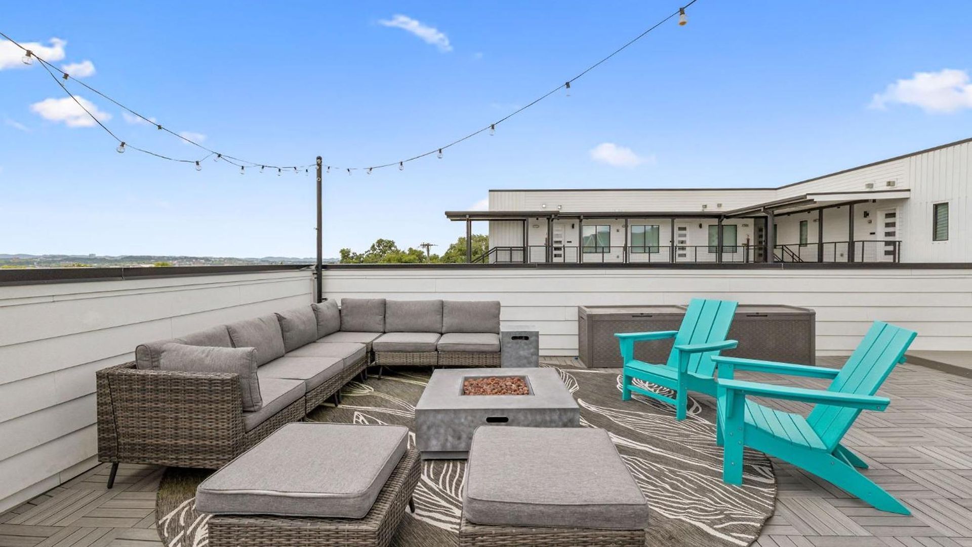 Townhouse With Rooftop & Modern Comfort Holiday home