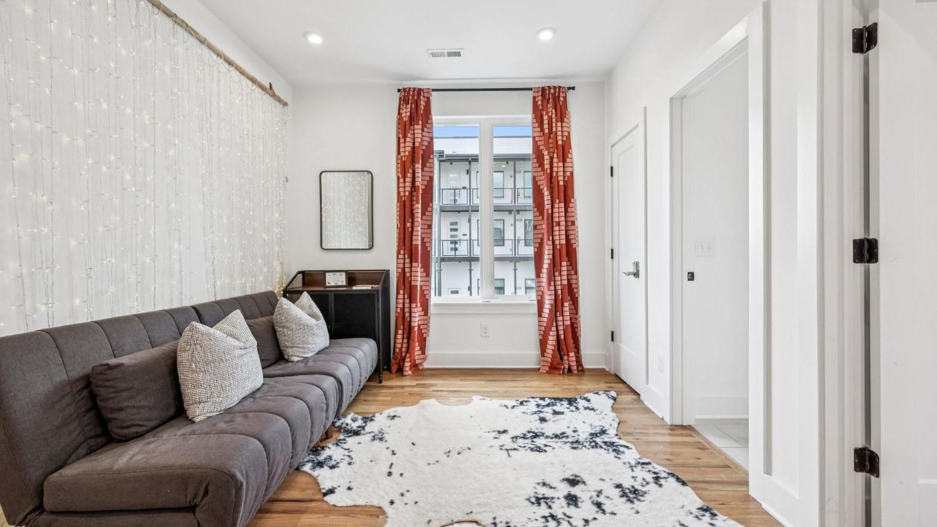 Townhouse With Rooftop & Modern Comfort *