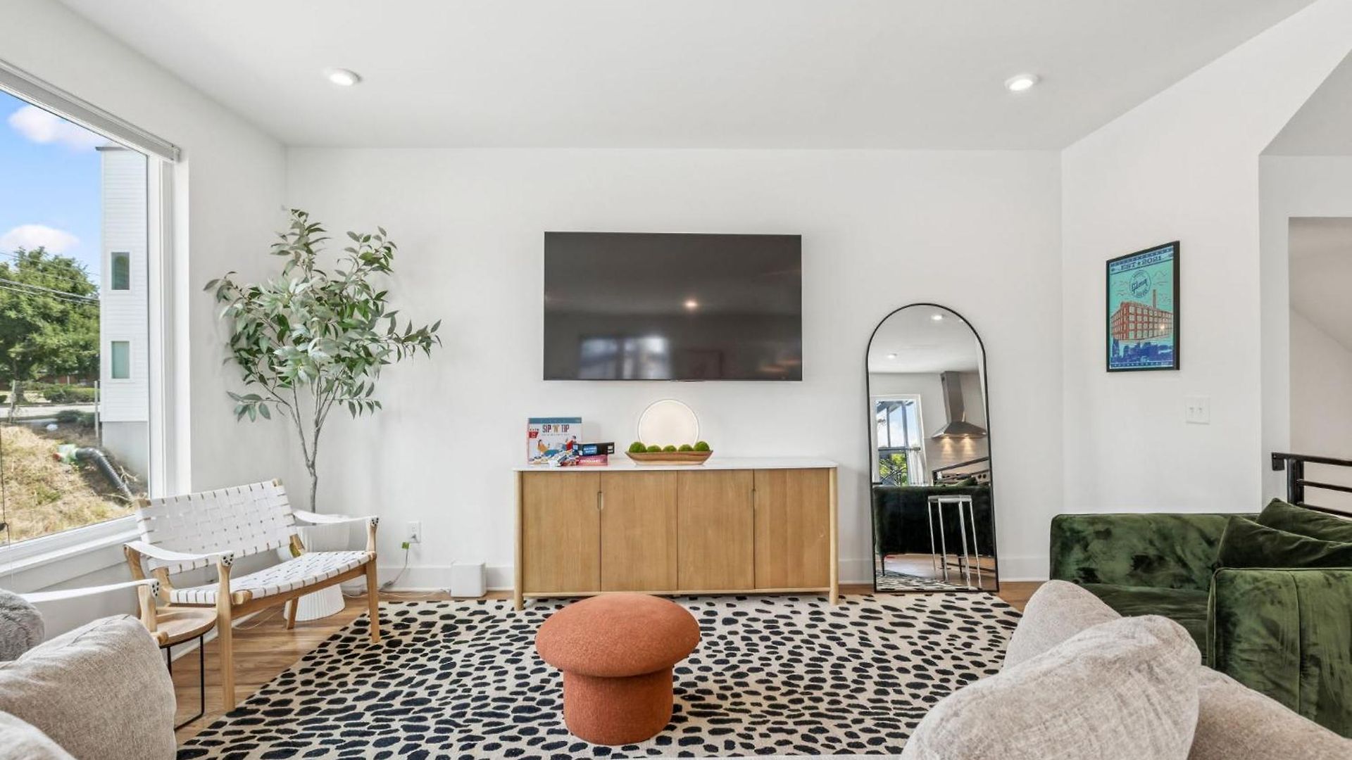 Townhouse With Rooftop & Modern Comfort