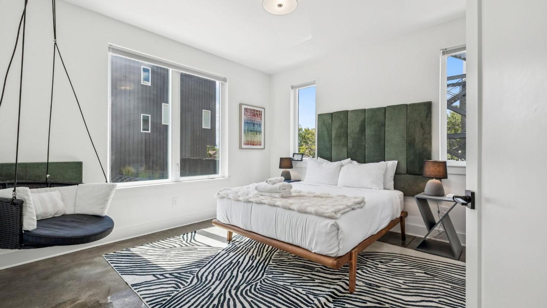 Townhouse With Rooftop & Modern Comfort *