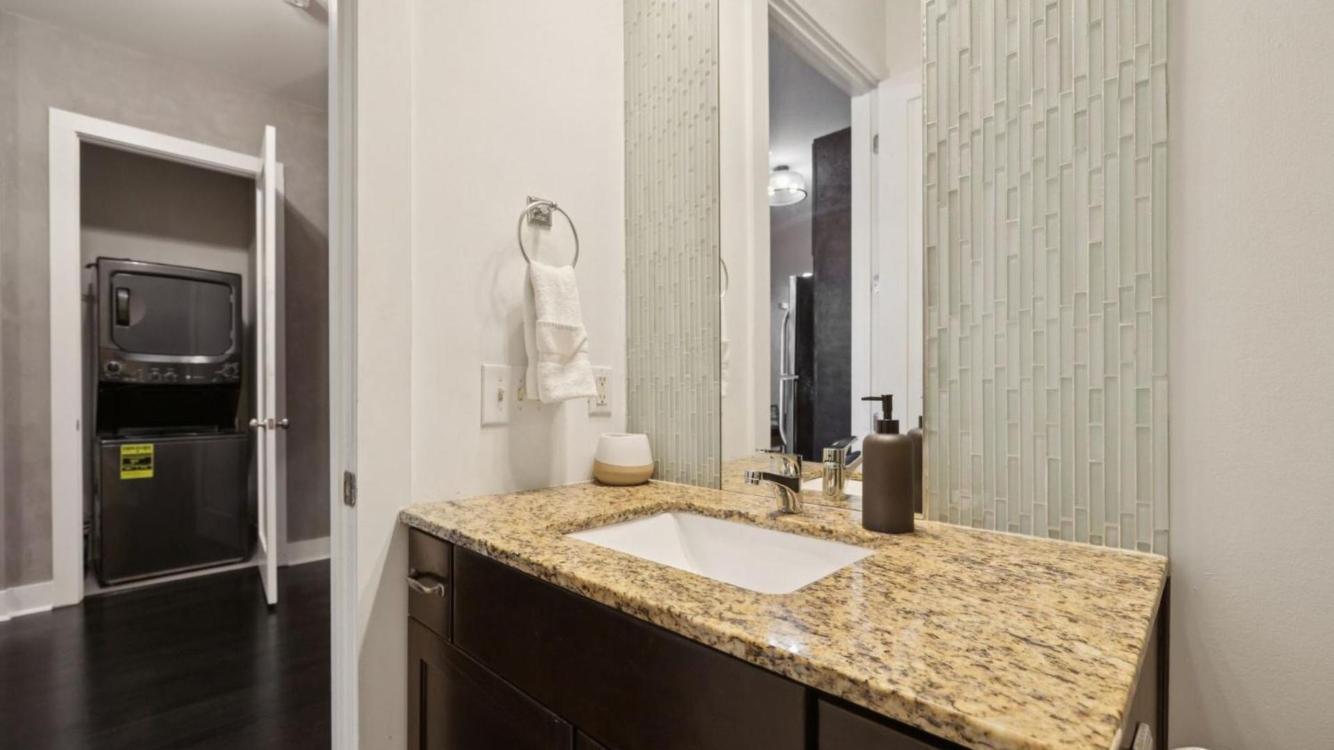 Neon Daes Amazing 1 Bedroom Near Vandy And Broadway Nashville