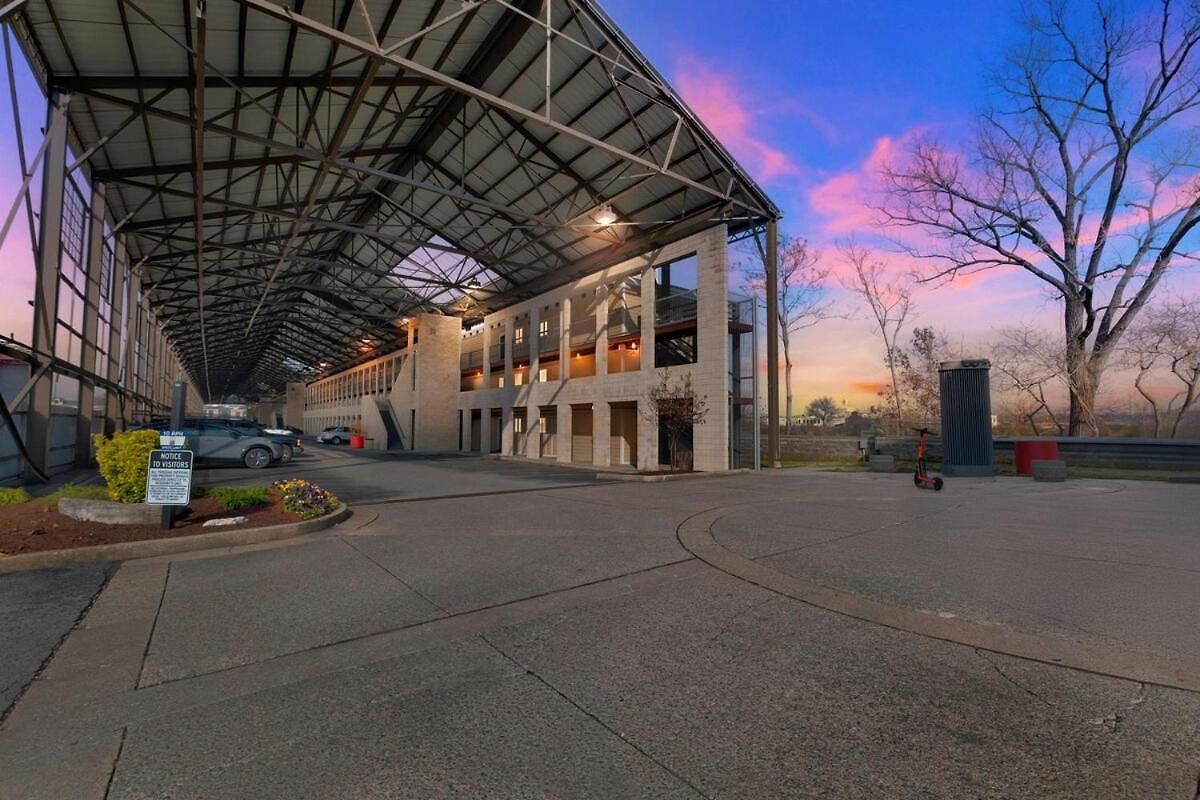 Downtown River Views Pool Parking Apartment *