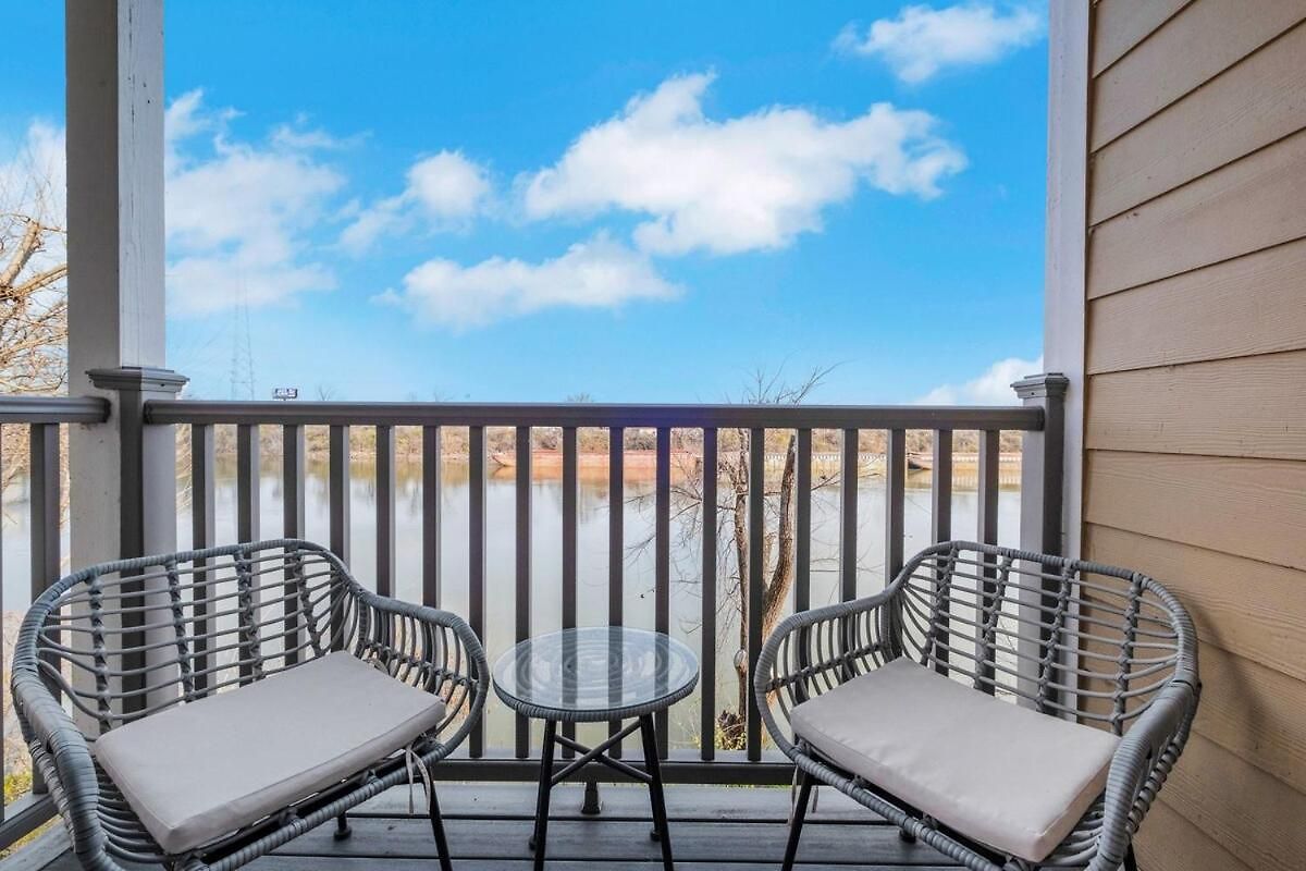 Downtown River Views Pool Parking Apartment Nashville