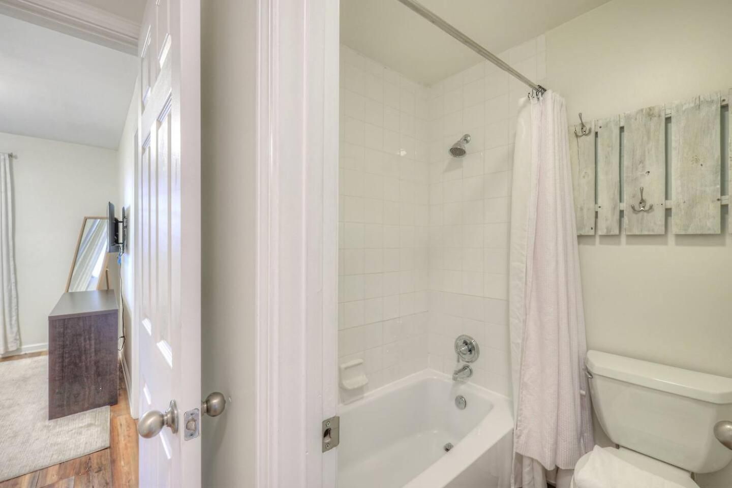 Riverfront Retreat-near Broadway, Pool, Park Free *