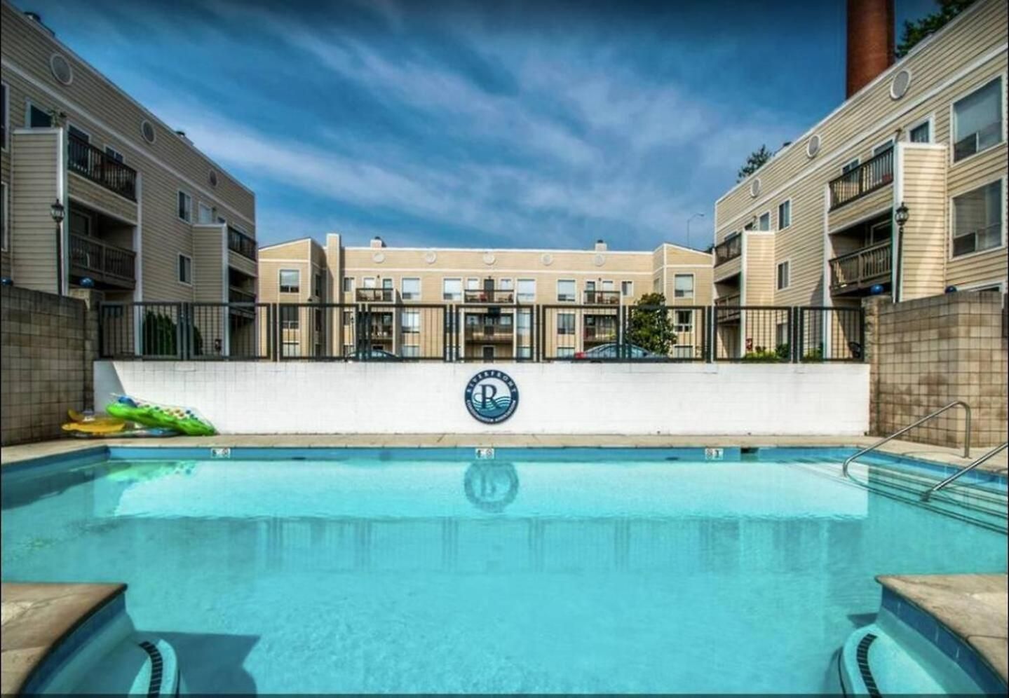Riverfront Retreat-near Broadway, Pool, Park Free Holiday home