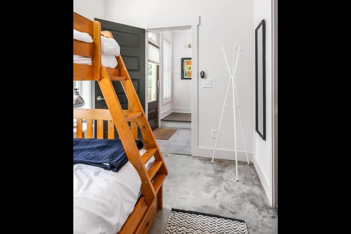 Holiday home 3 Story Townhome In East