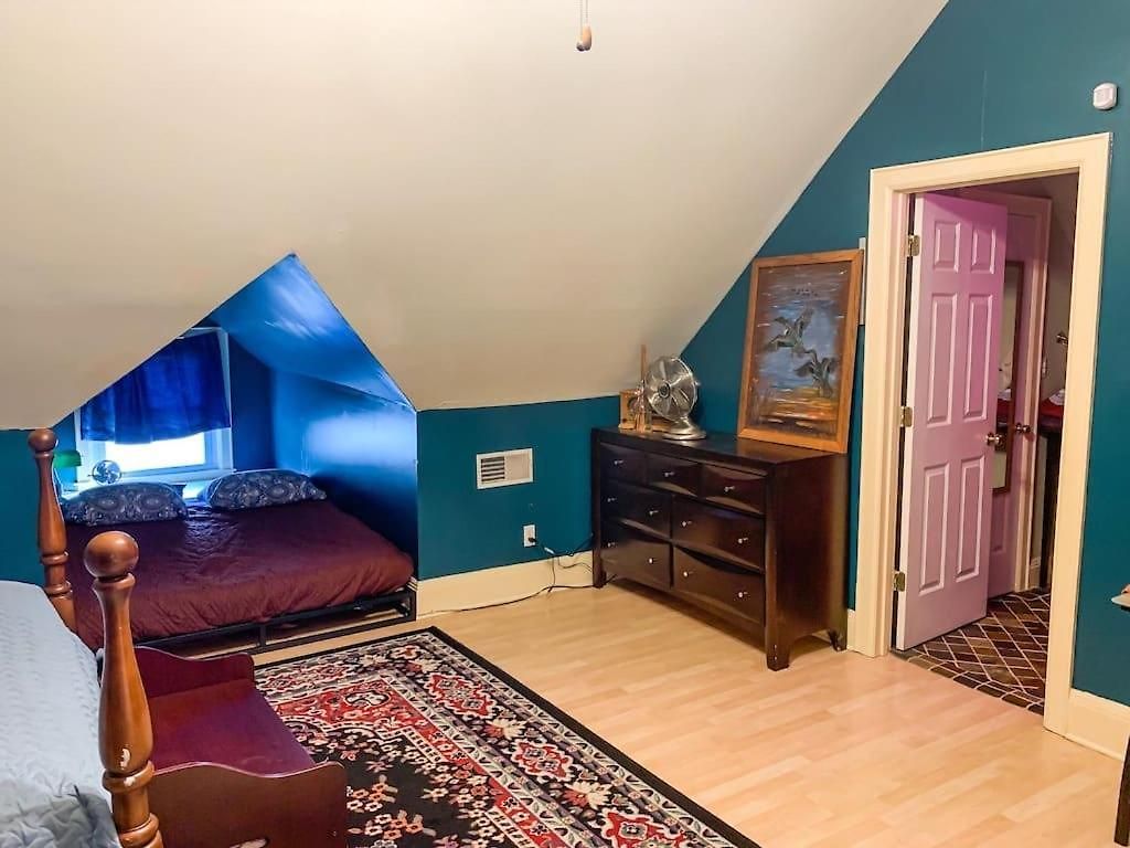 Eclectic Pet Friendly In East Holiday home