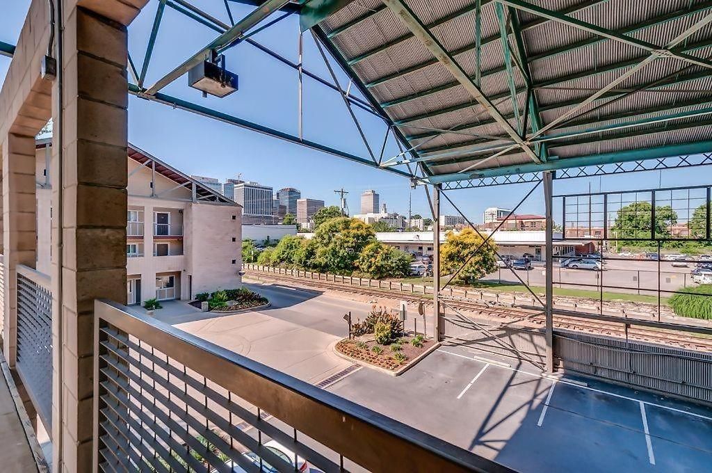 Riverfront Charm - A Scenic Downtown For 6 Holiday home