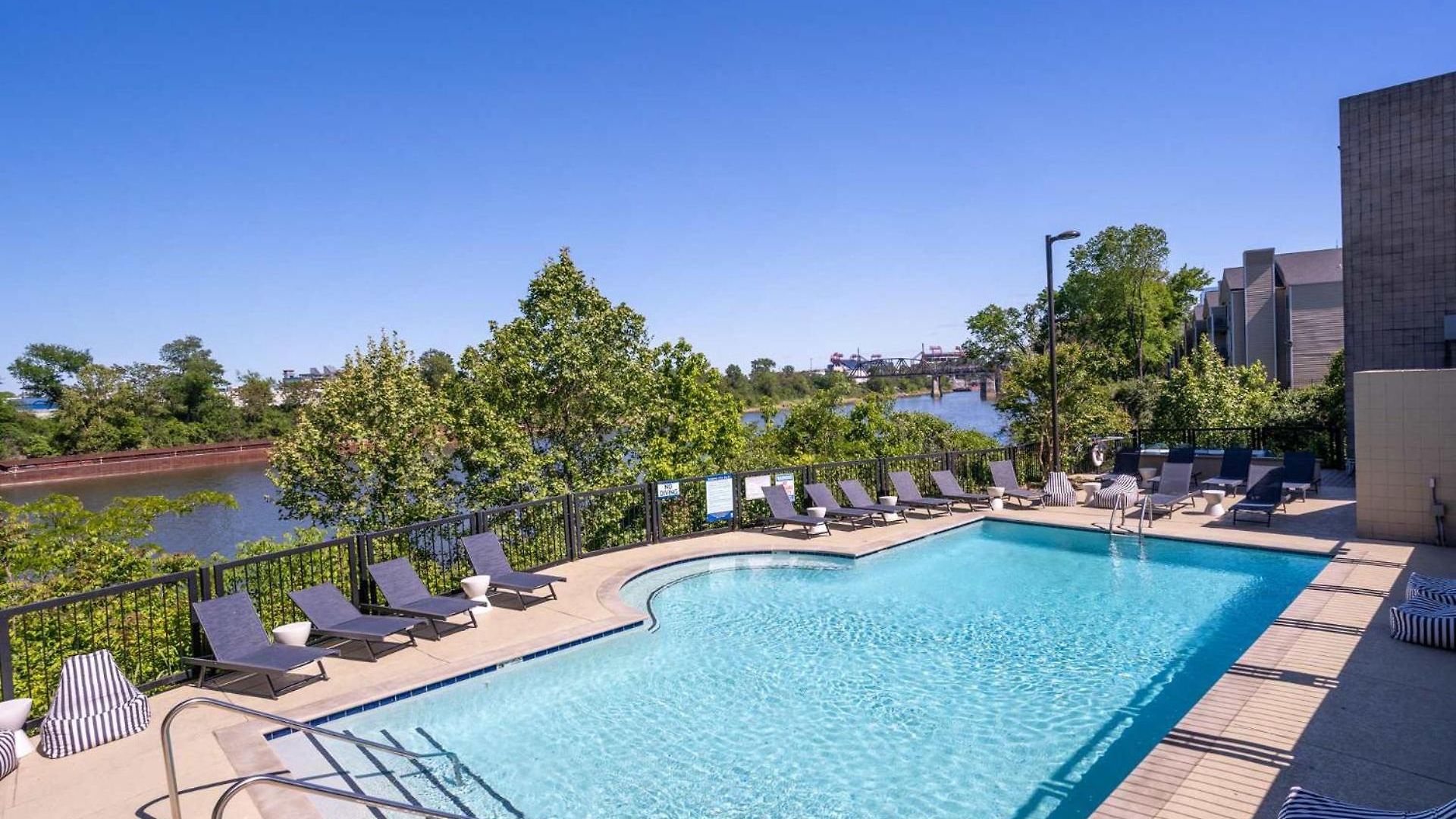 Riverfront Charm - A Scenic Downtown For 6 Holiday home *