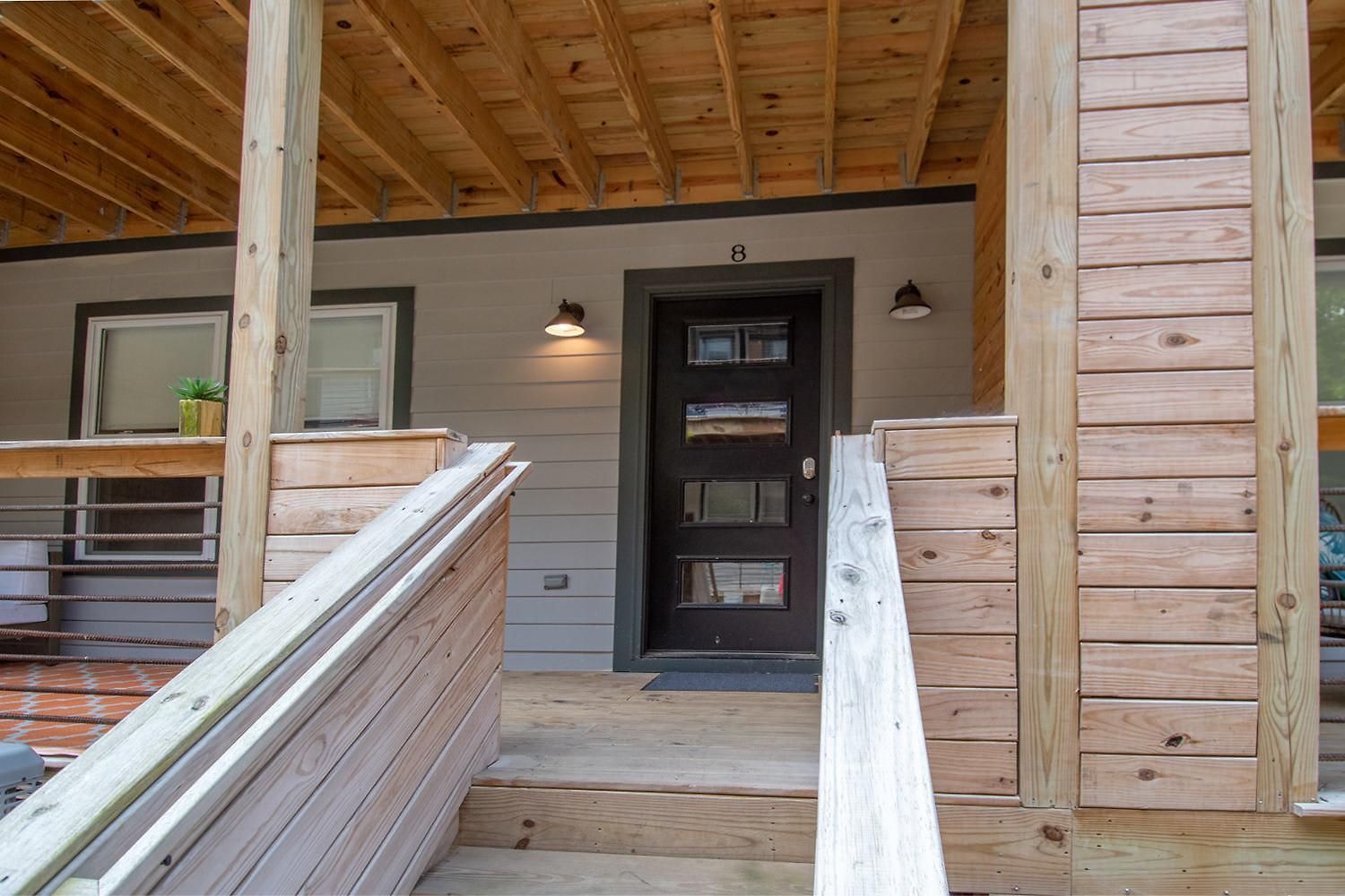 Couple Townhome Getaway Near East Holiday home *