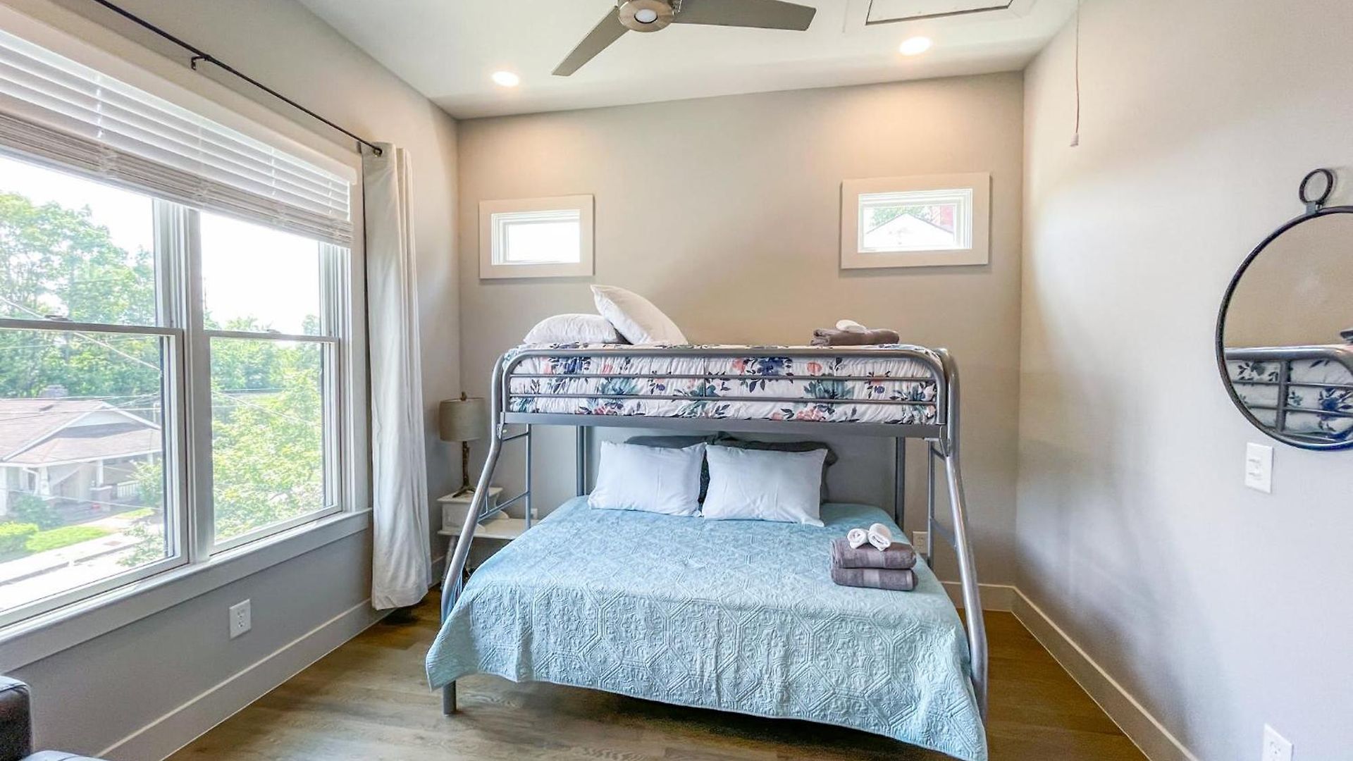 Modern Duplex - 1 Mile From Robust Nightlife Holiday home *