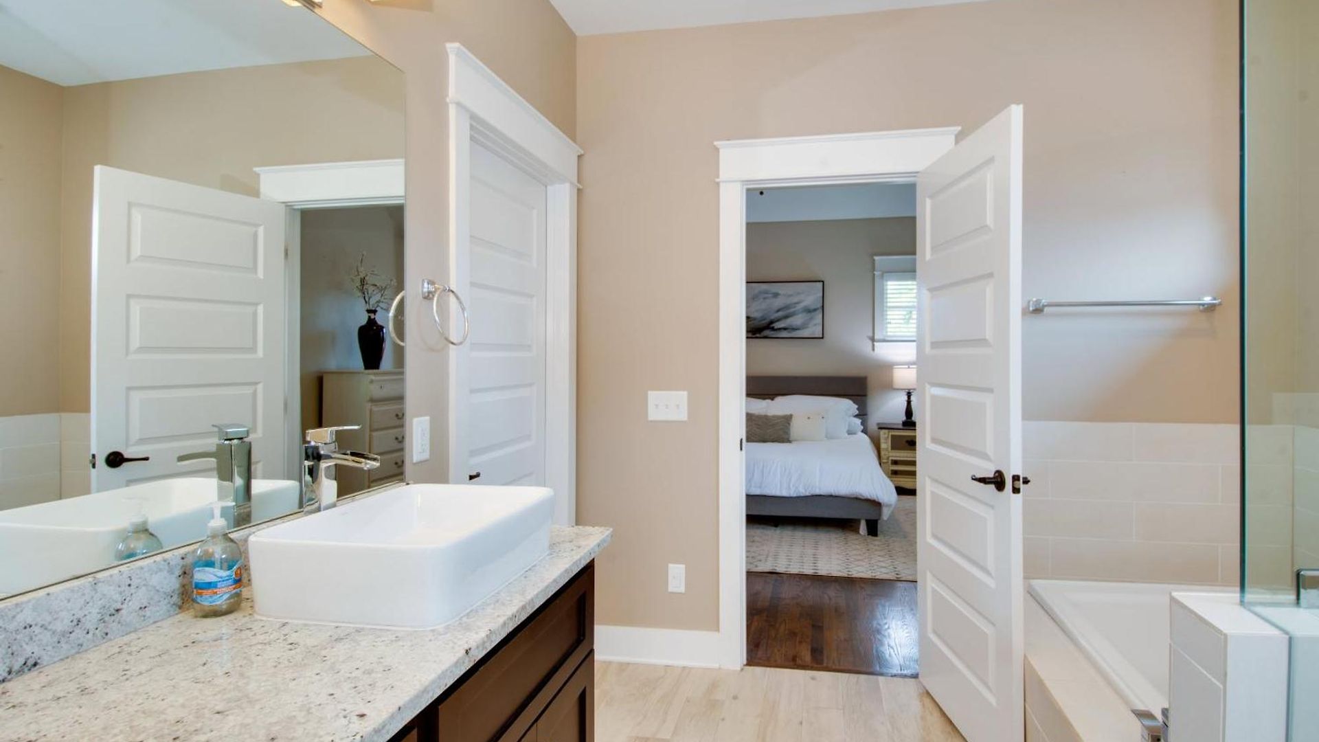 Private Backyard - Near Bicentennial Park *