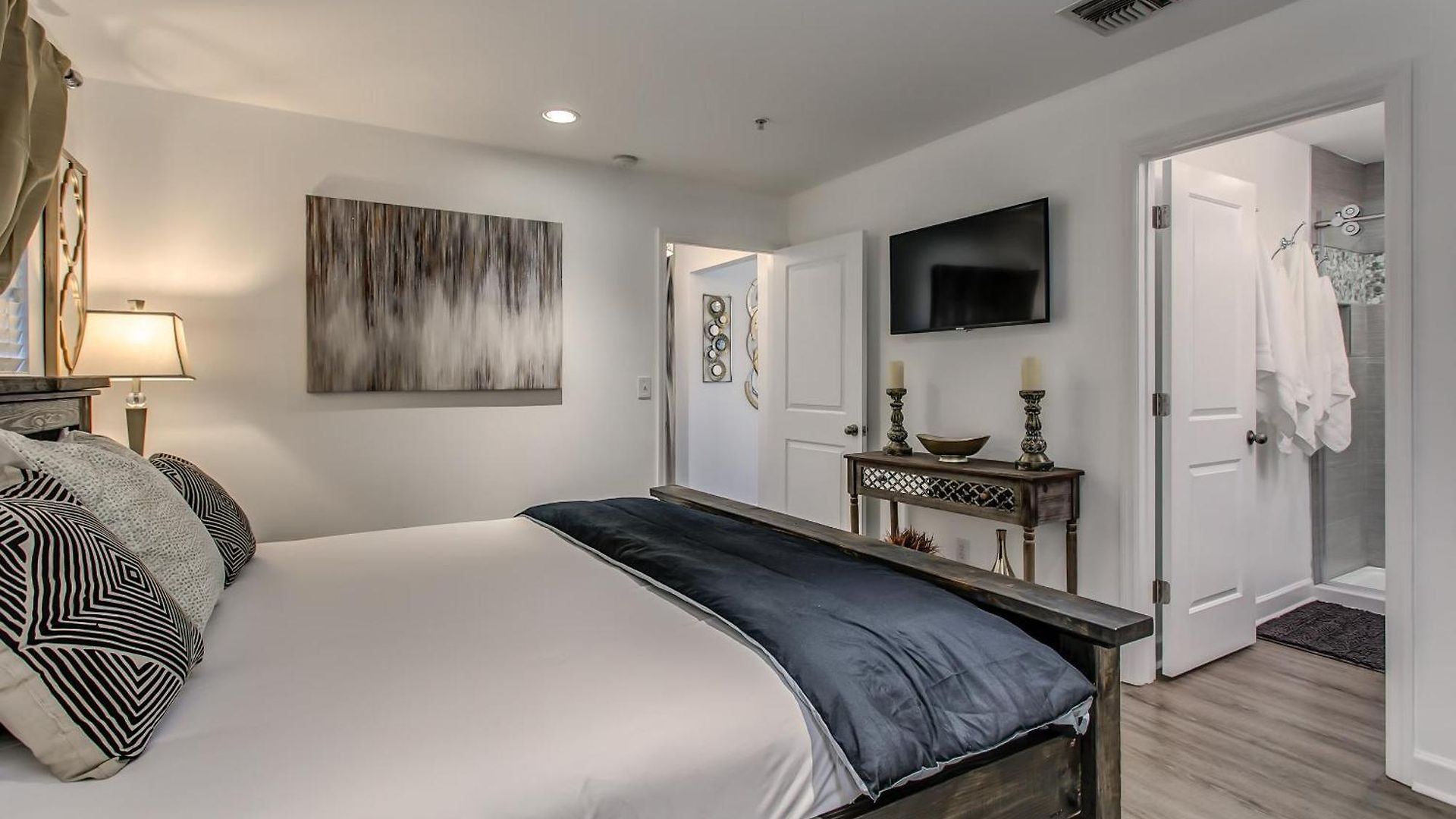 Riverfront Minutes From Broadway Holiday home