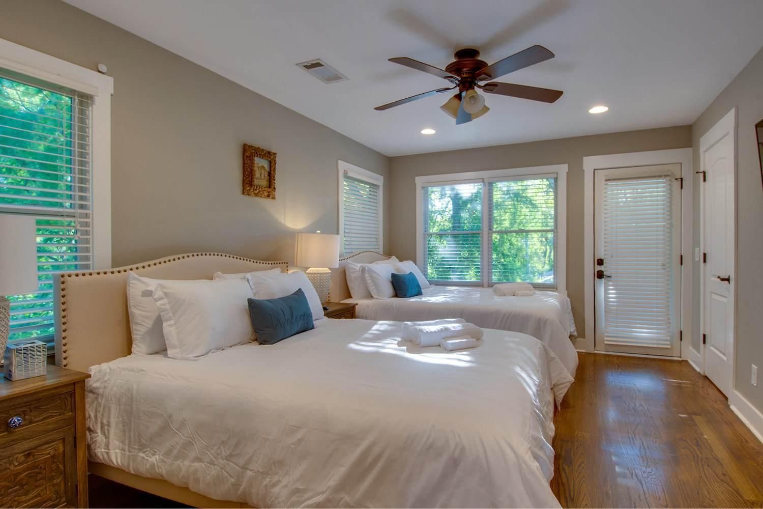 Holiday home Perfect For Groups - Fenced-in Yard Pet Friendly *