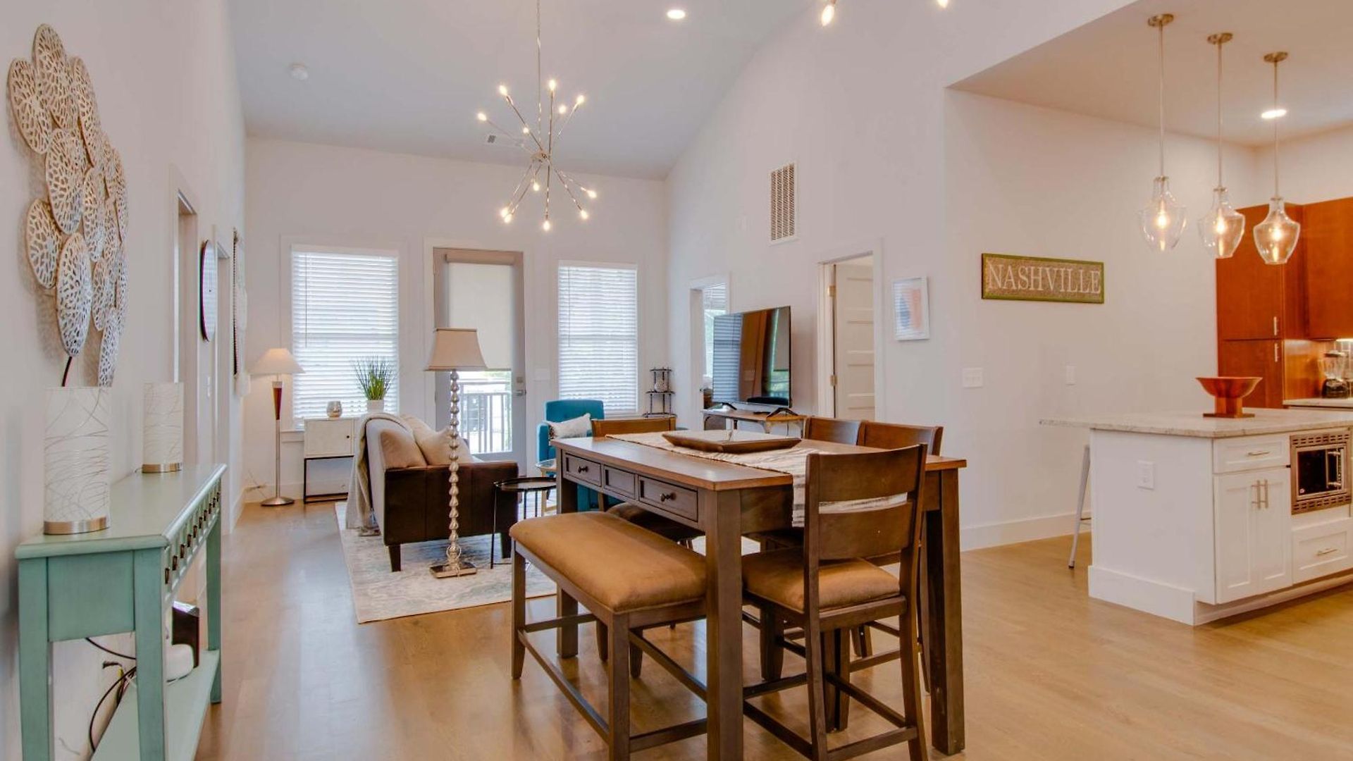 Dual - 1 Mile From Dt Nash & Farmers Market *