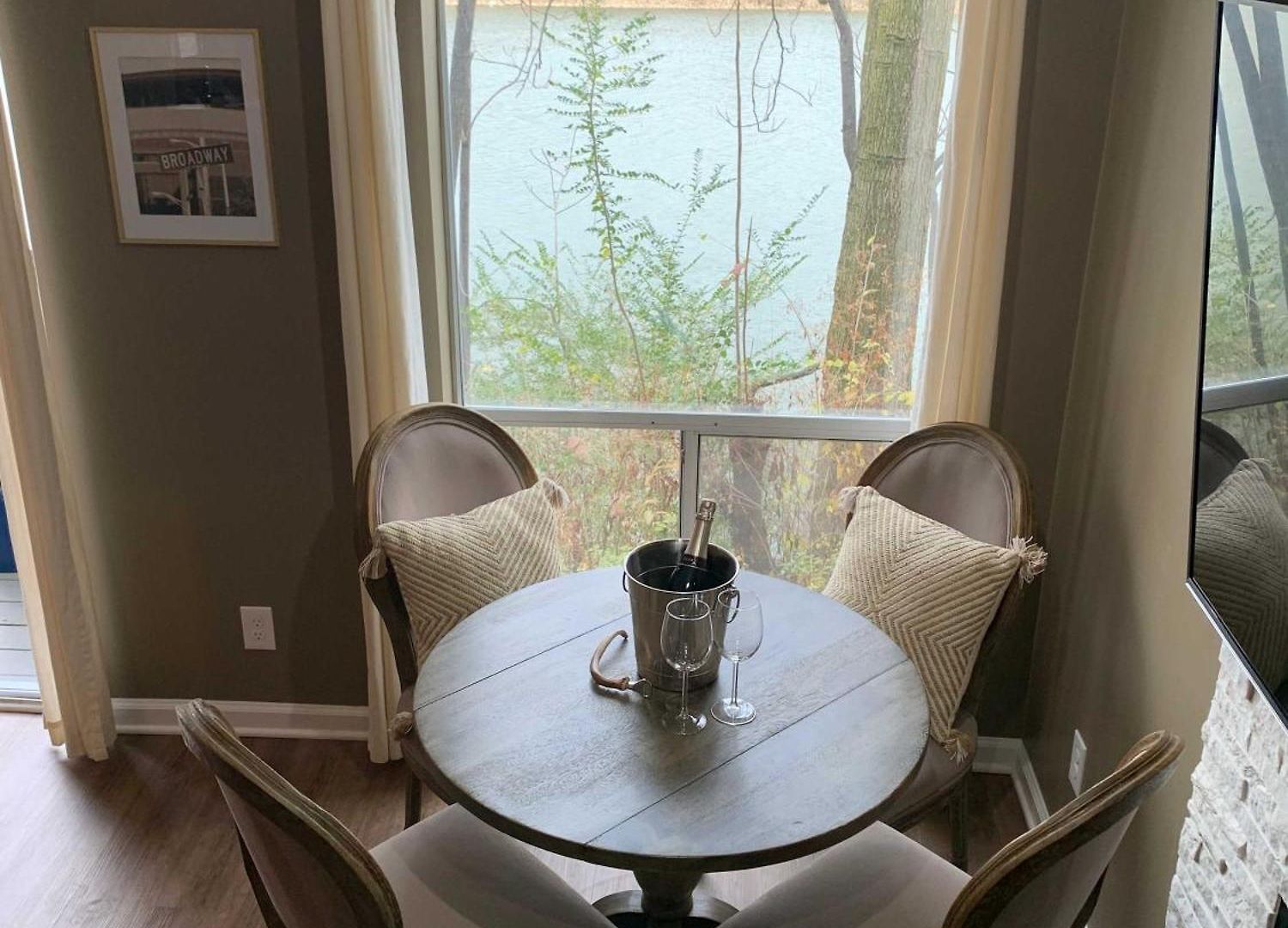 Riverfront In Dt Holiday home *