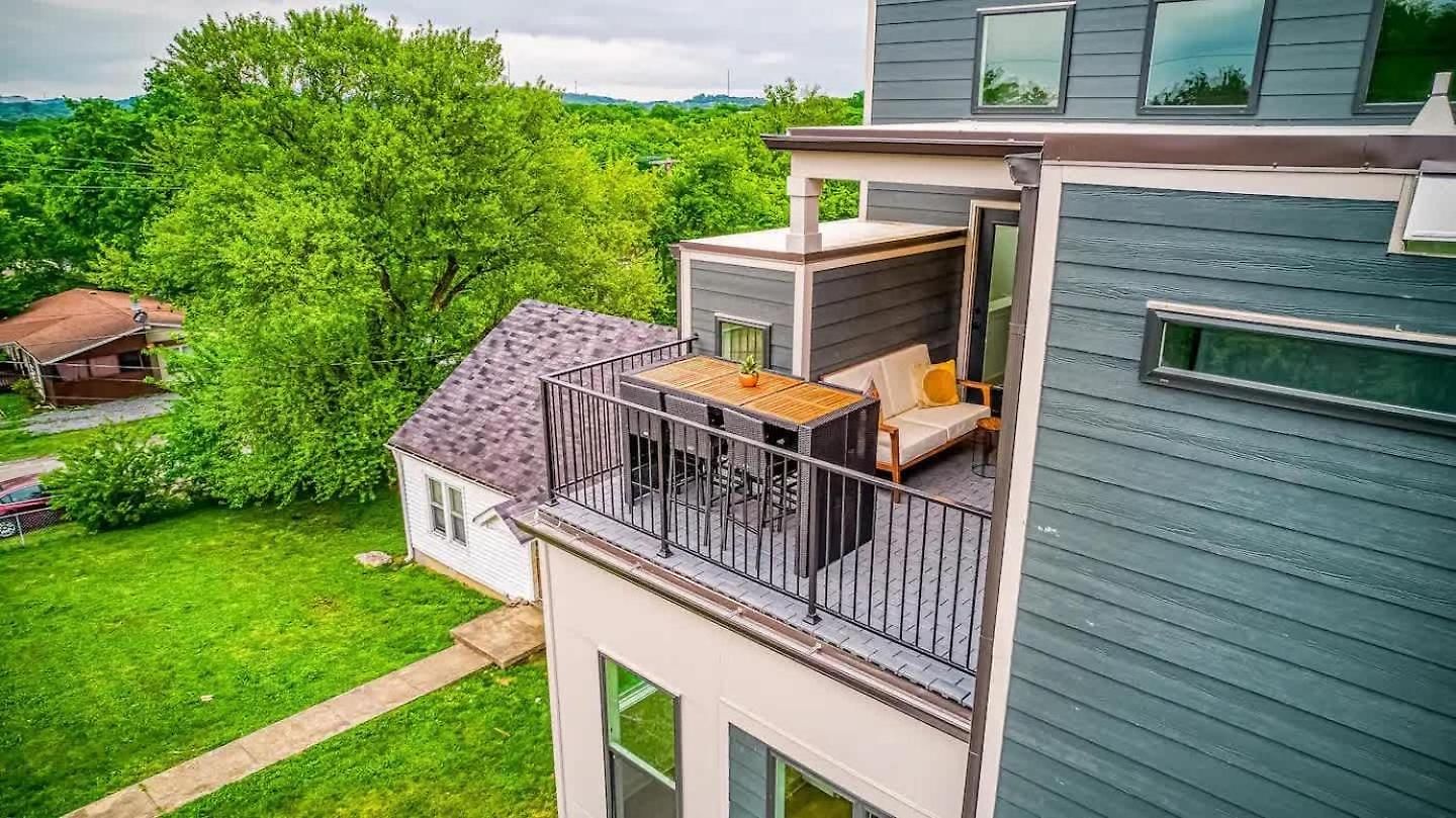 Beautiful Balcony Sleeps 12 4 Miles From Broadway
