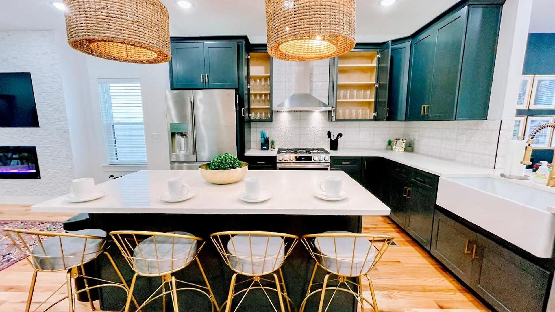 Glamorous 3 Bdr In East - Pet Friendly *