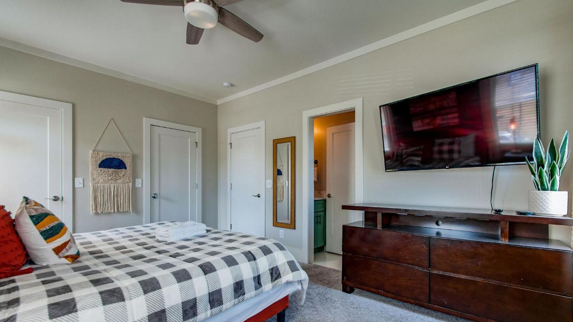 Charming - Near Dt Pet Friendly Holiday home *
