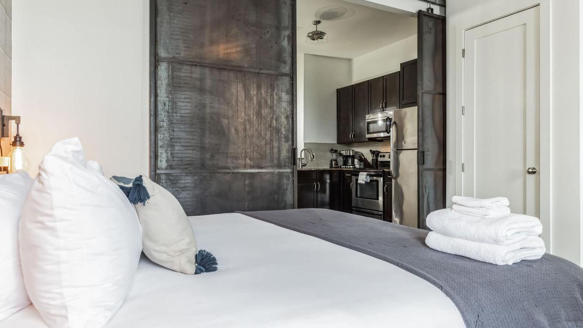 Chic And Modern West End Living Holiday home *