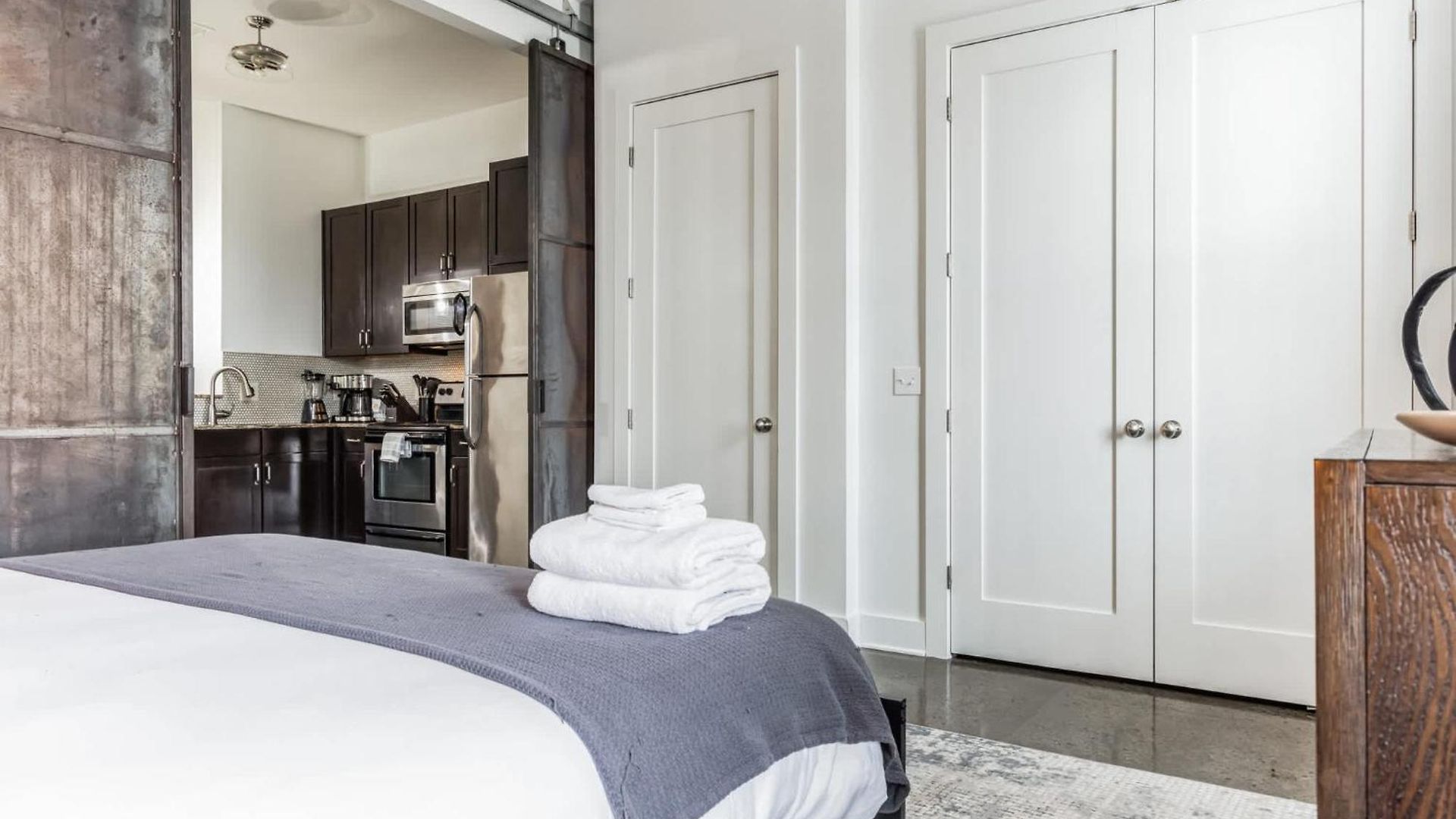 Chic And Modern West End Living Holiday home *