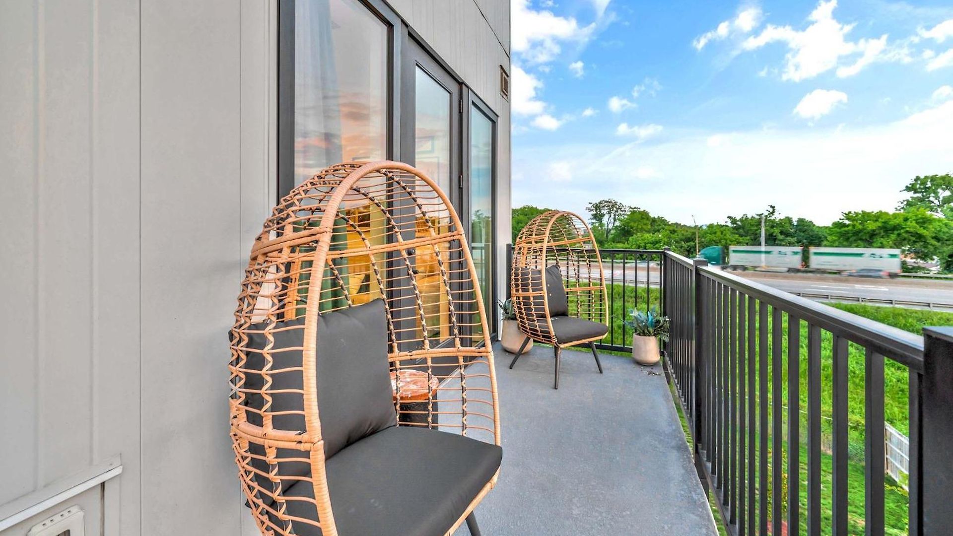Penthouse View Flat Modern Design With Balcony *