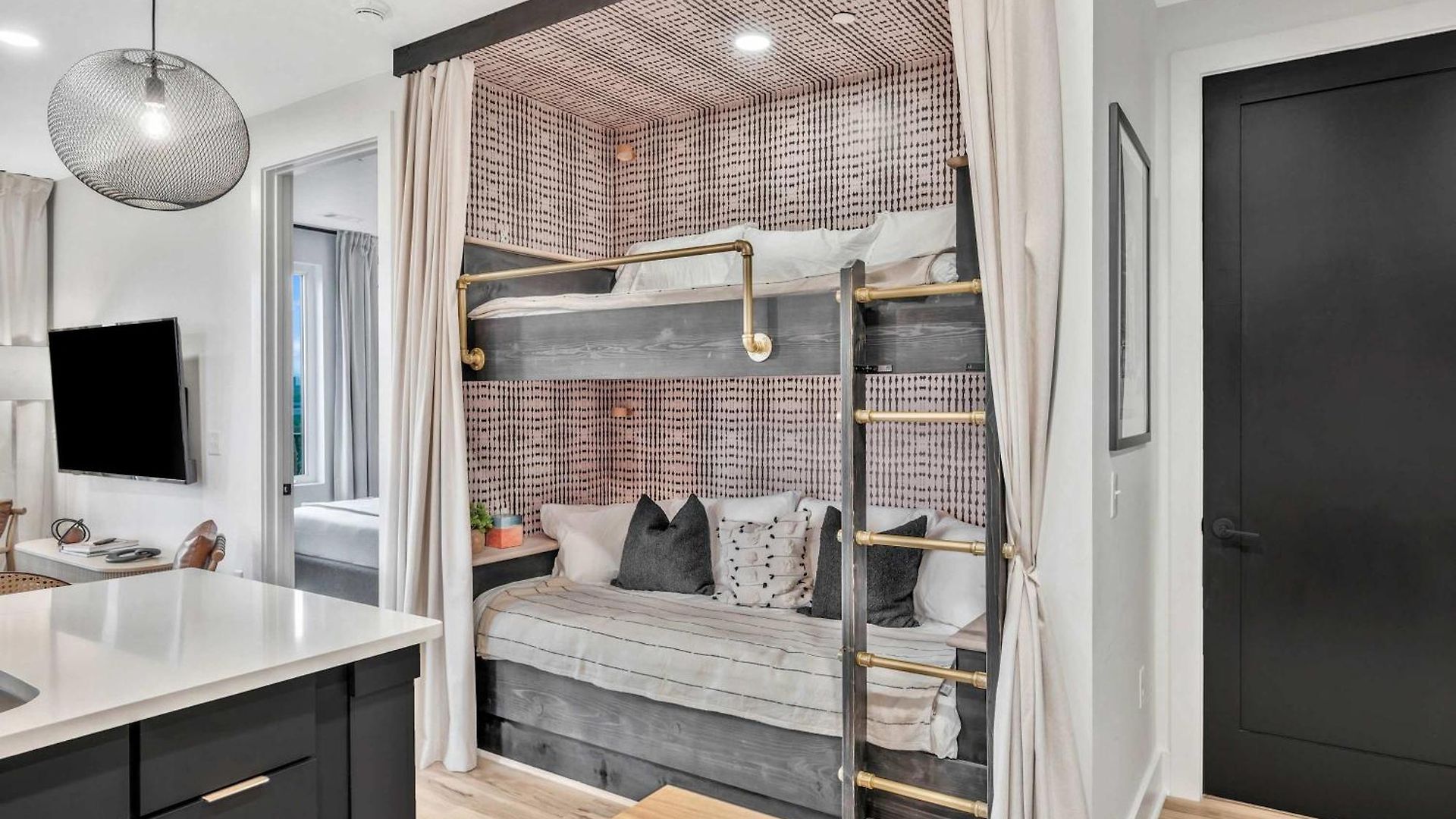 Penthouse View Flat Modern Design With Balcony Nashville