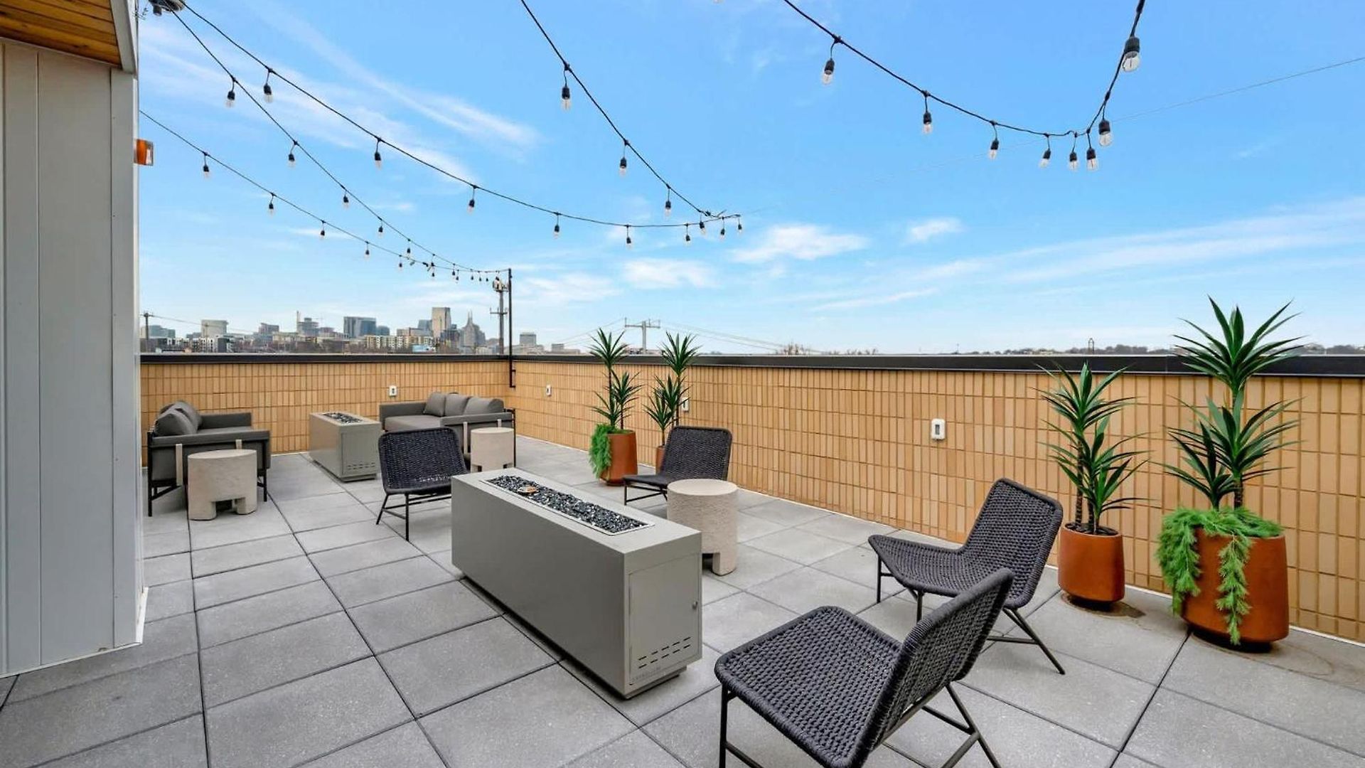 Penthouse View Flat Modern Design With Balcony * Nashville