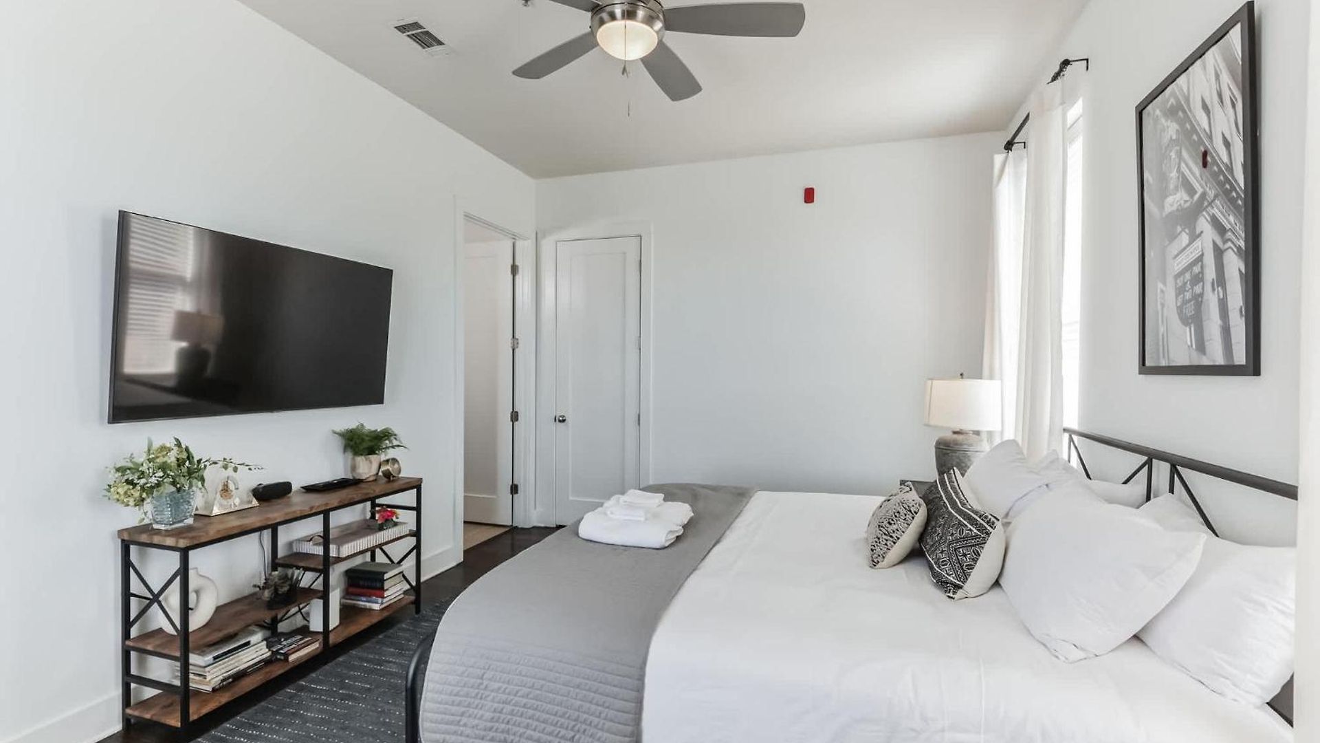 1 Bdr Loft Centrally Located In West End Holiday home Nashville