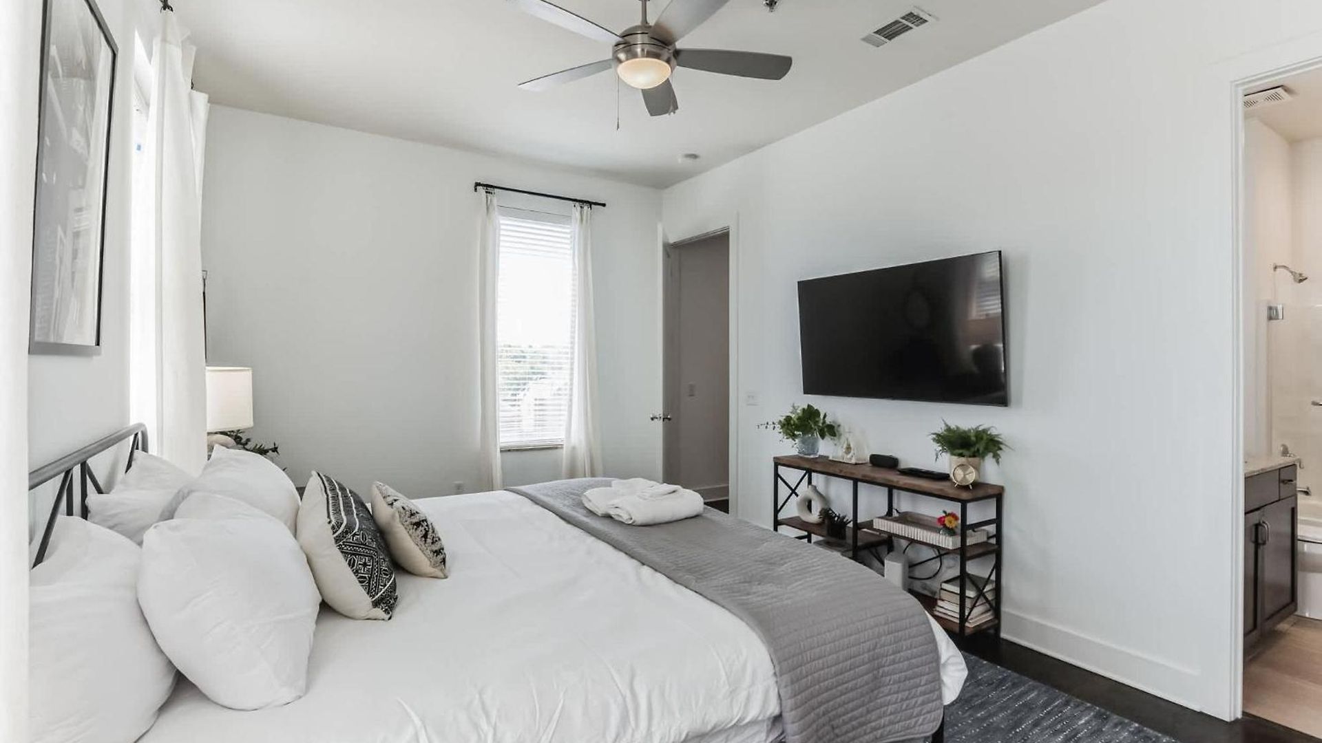 1 Bdr Loft Centrally Located In West End Nashville