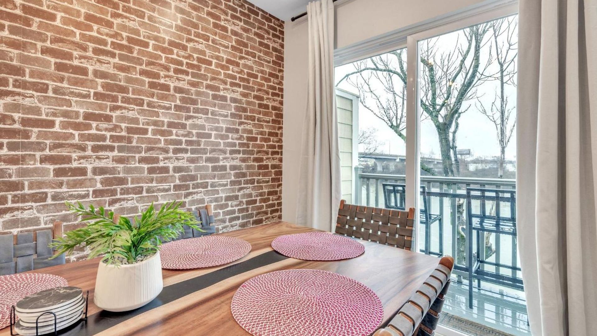 2 Bdr Riverfront Living In Downtown Nashville