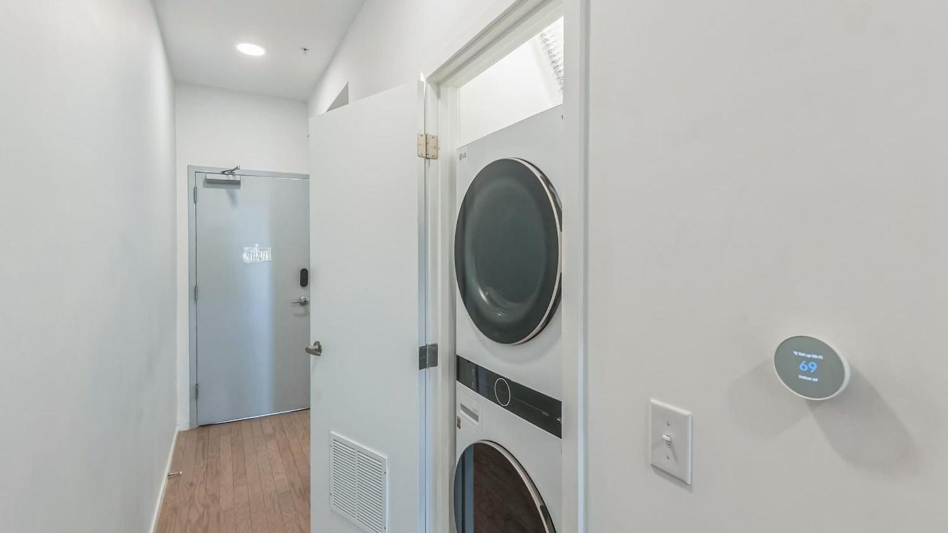 Modern 2 Bdr W River View Balcony Walk To Dt Holiday home *