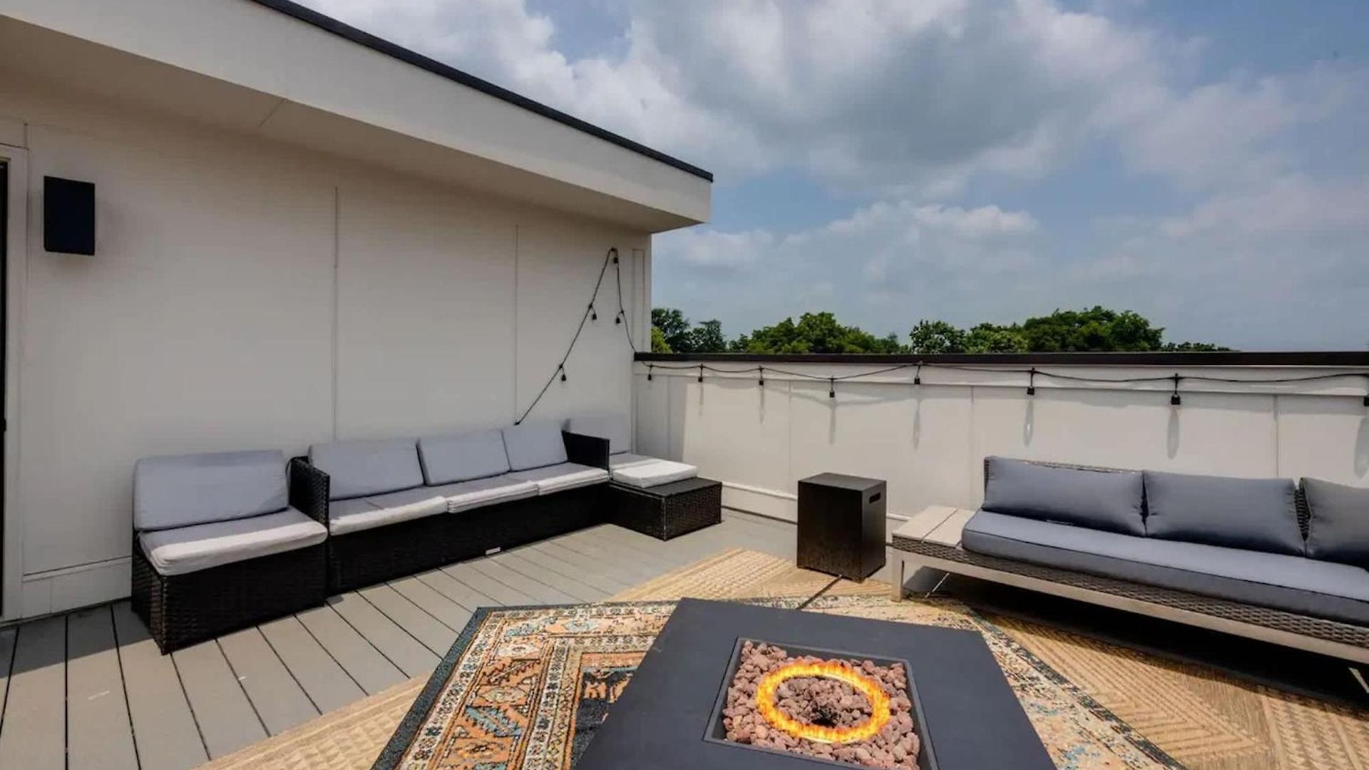 Dolly's Disco - Stylish 2 Bdr Nashville
