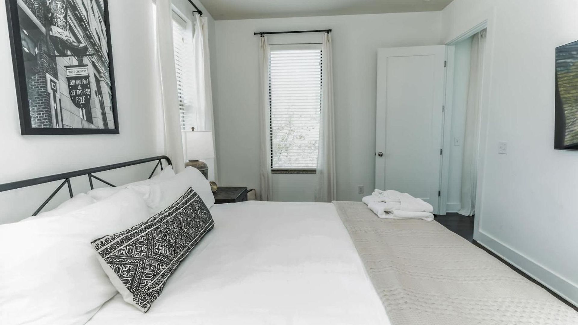 Couple's Retreat Near Vanderbilt Holiday home *
