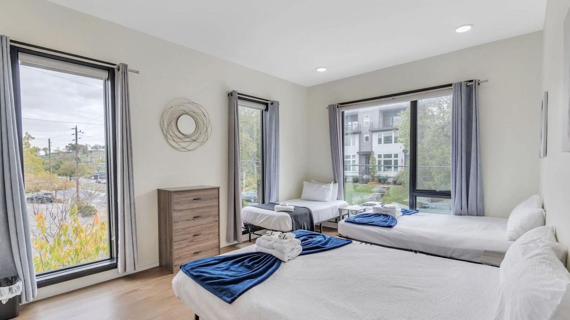Trendy For 8 In Highly Walkable Neighborhood