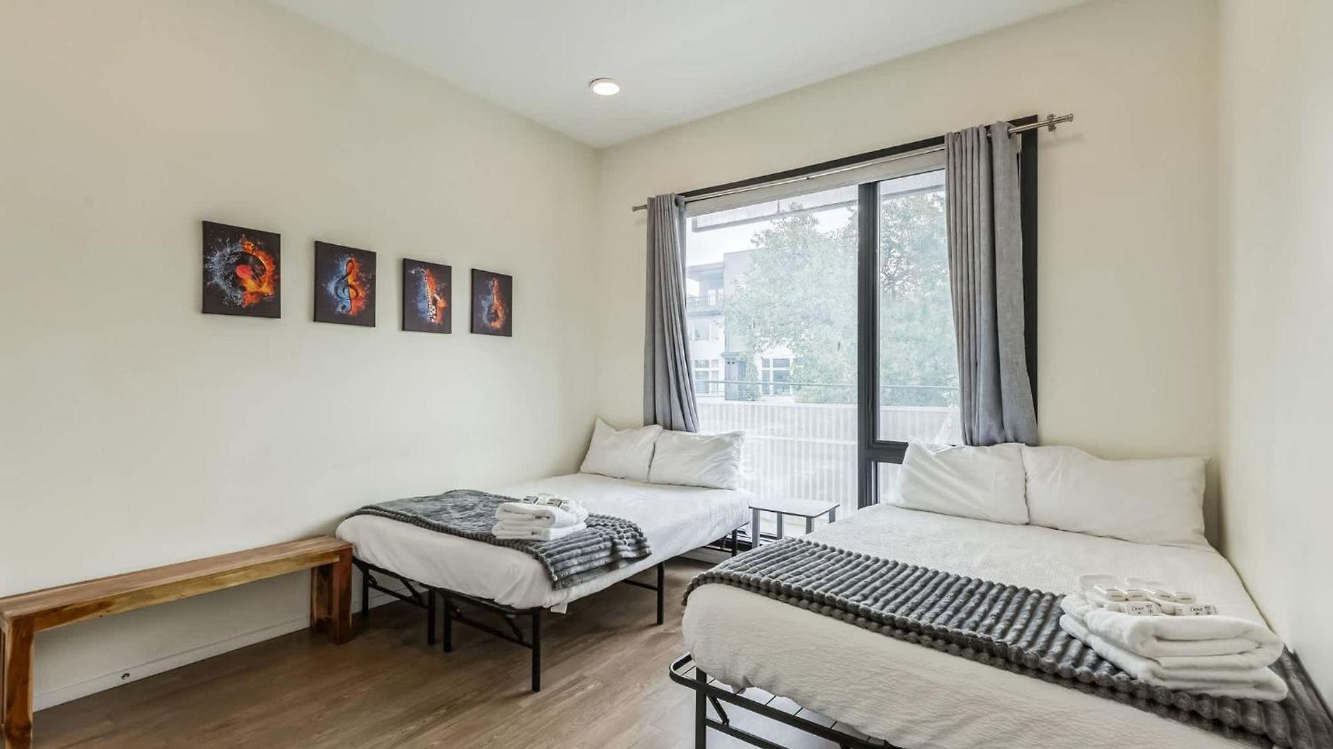 Trendy For 8 In Highly Walkable Neighborhood