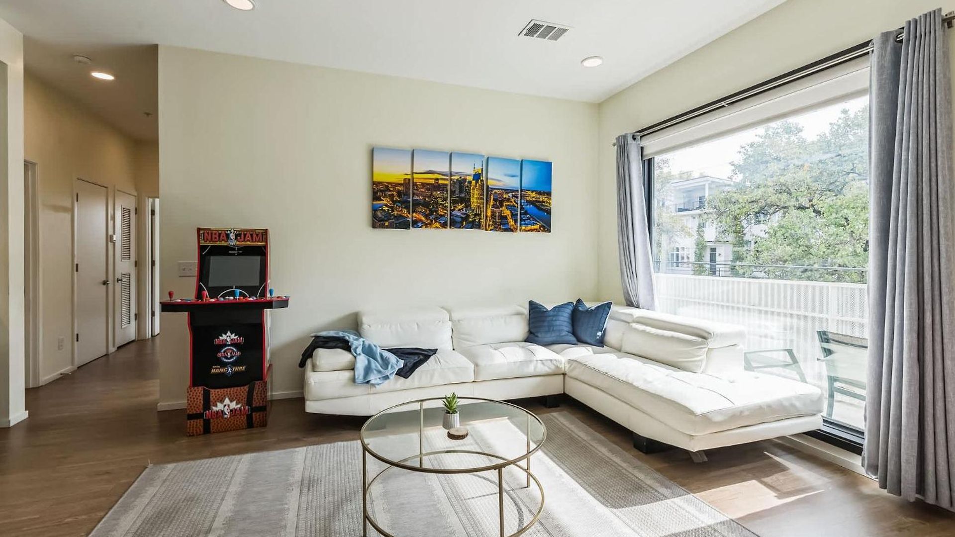 Trendy For 8 In Highly Walkable Neighborhood
