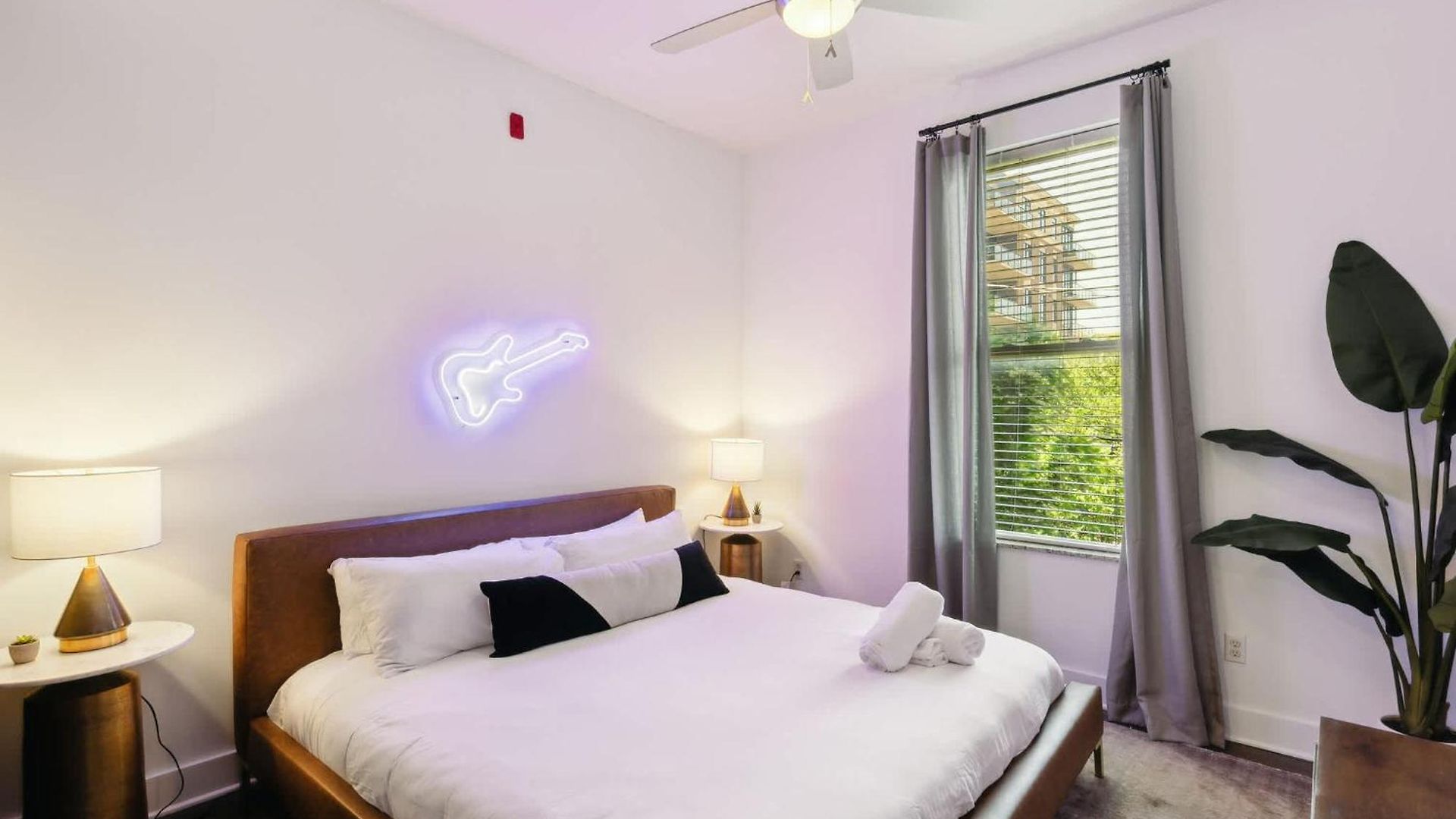 1 Bdr Loft Near The Parthenon