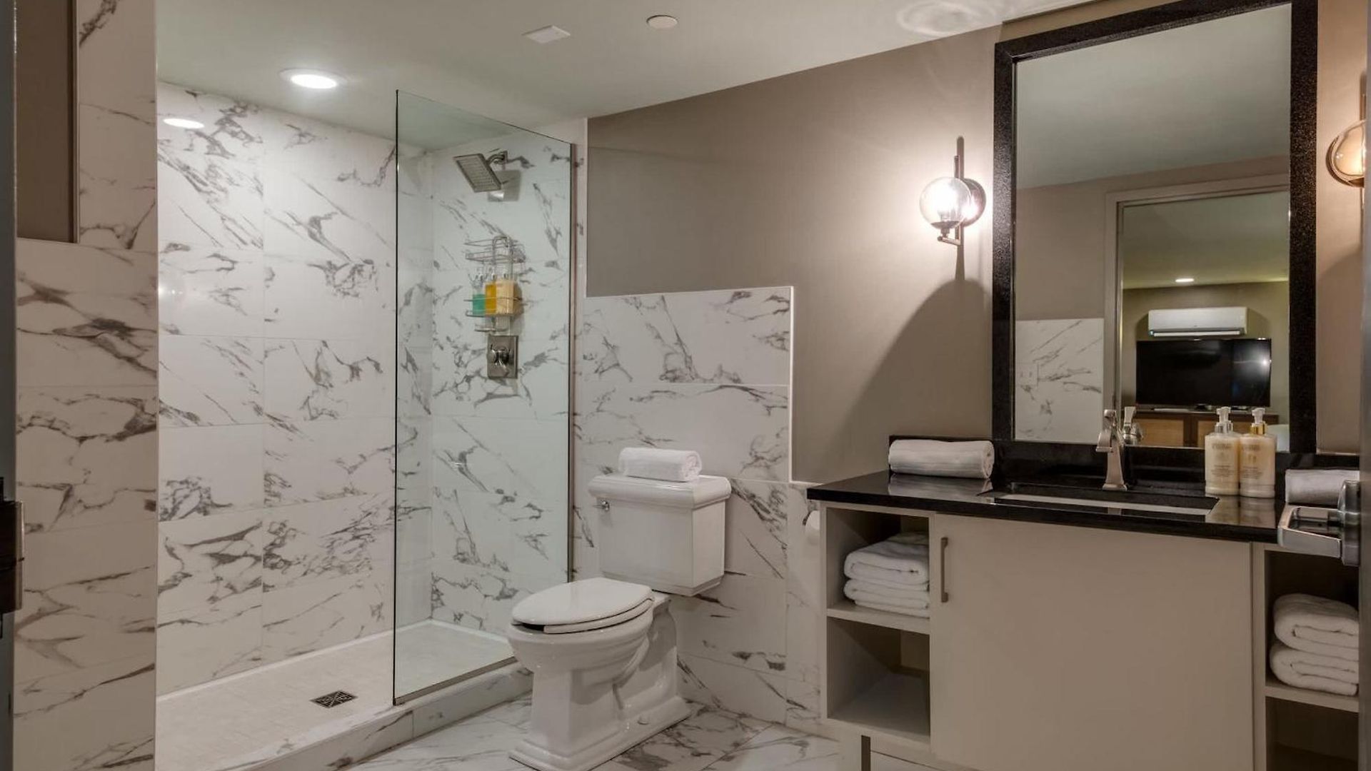 Apartment Retreat For 4 Near Dt Walk To Broadway