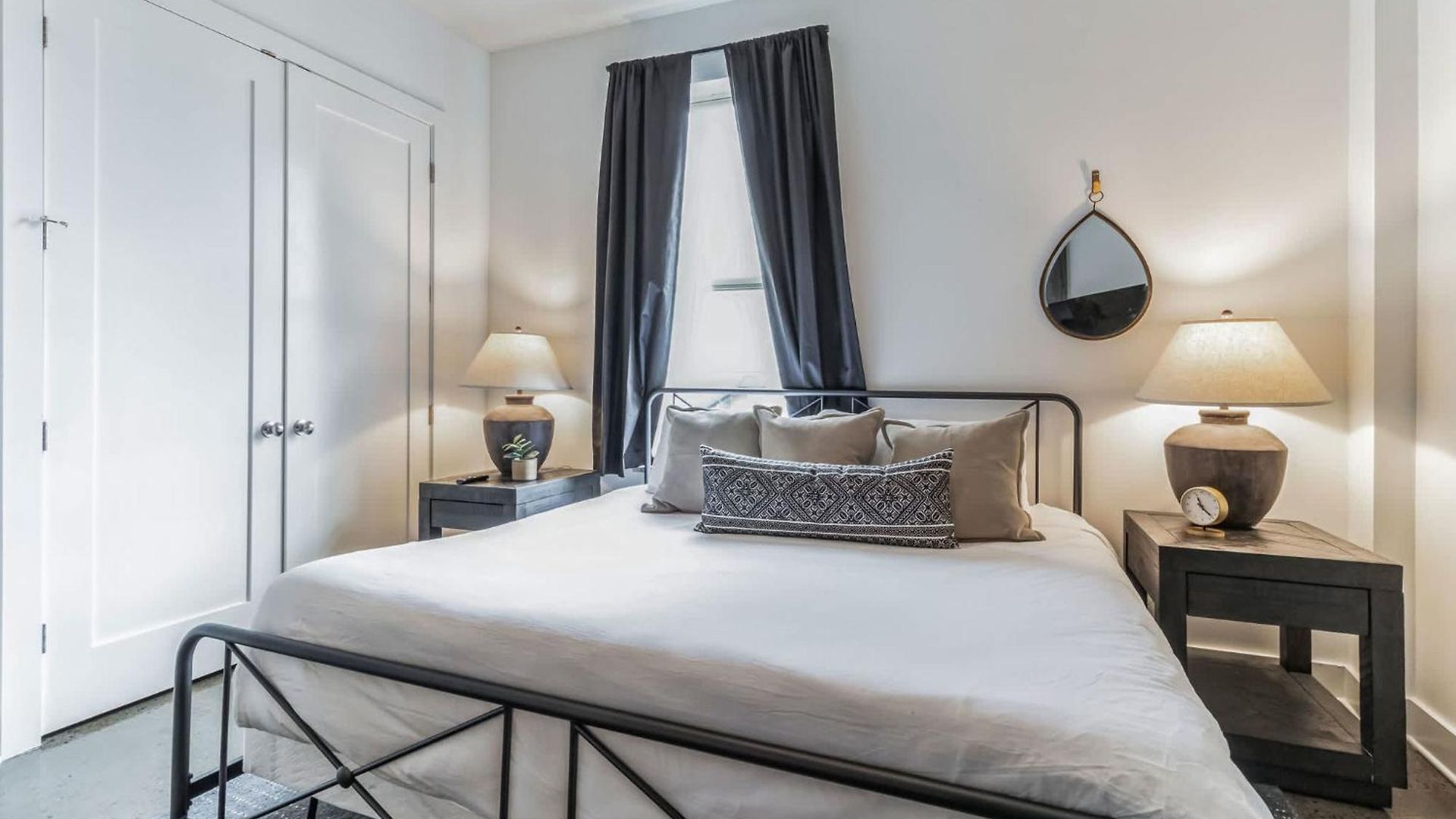 Centennial Park Near Broadway Sleeps 4 *