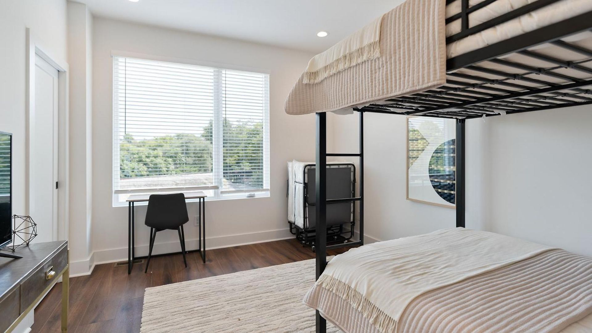 Modern Music Terrace Getaway Apartment *