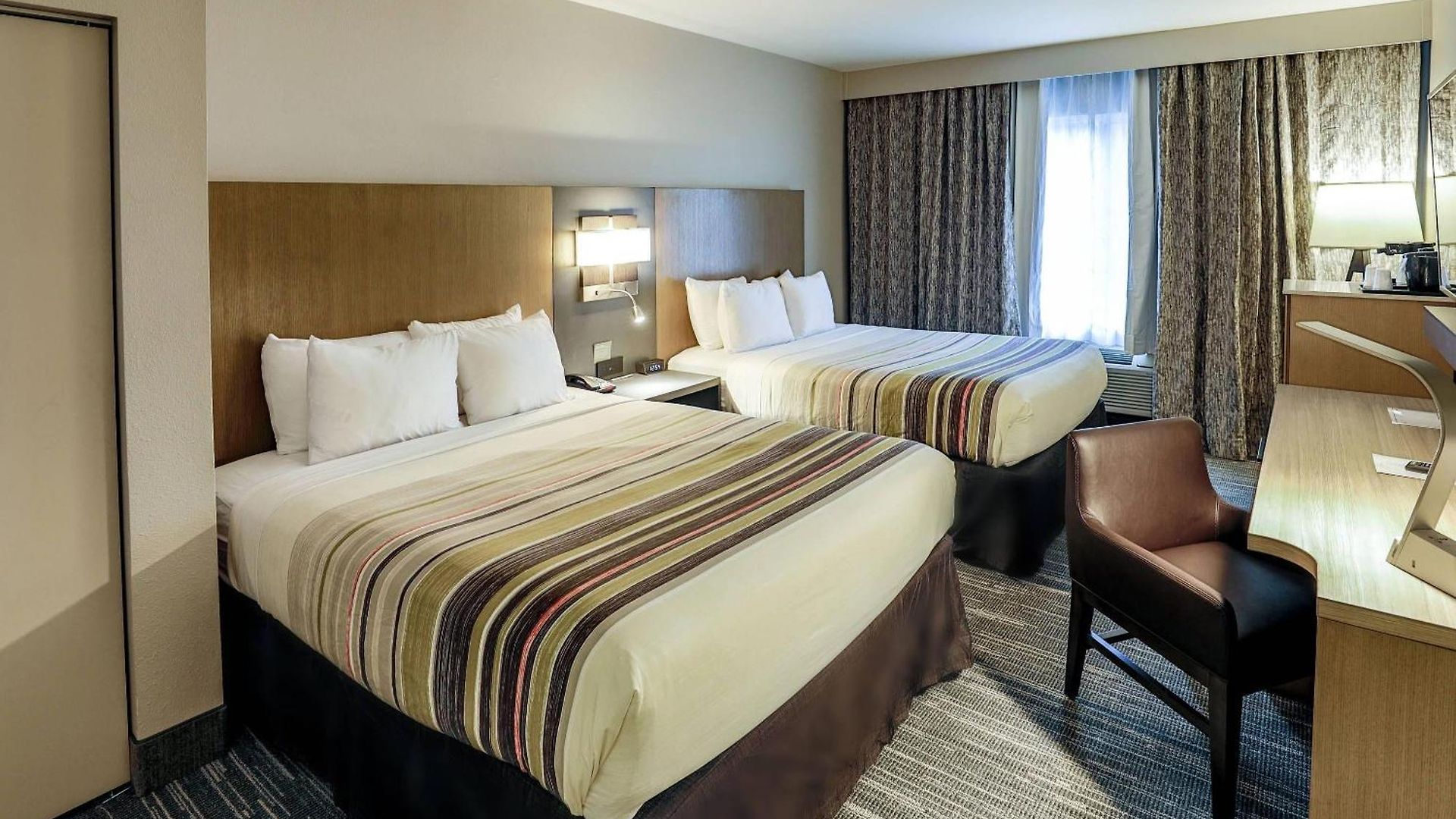 Country & By Radisson Airport Tn Hotel