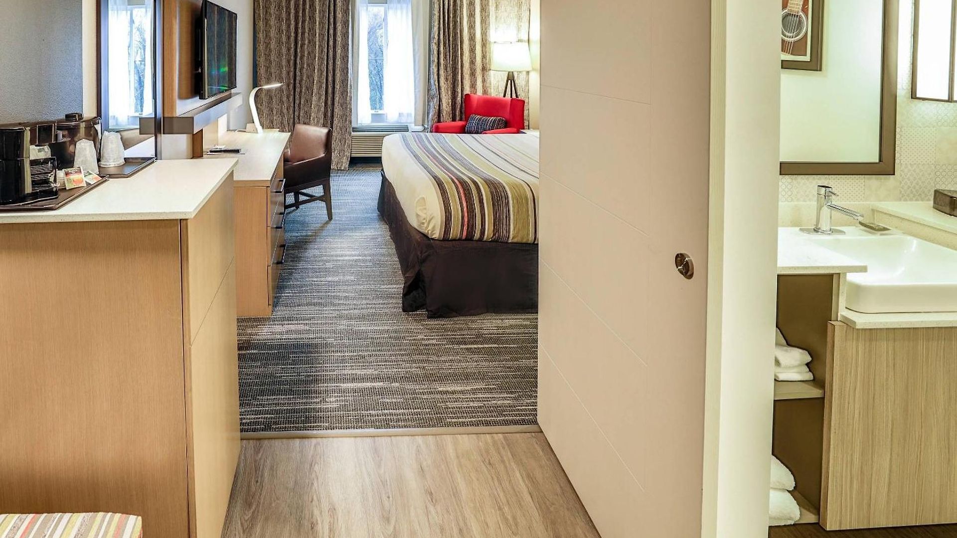 Country & By Radisson Airport Tn 4*