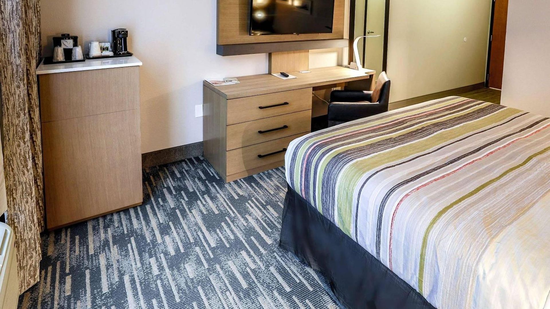 Hotel Country & By Radisson Airport Tn 4*
